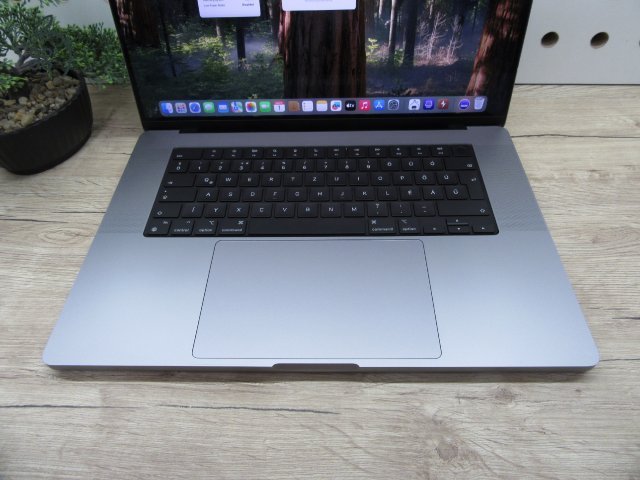 Apple MacBook Pro 16” M1 Pro – Nagykijelzős erő, profi teljesítmény – 32 GB RAM / 1 TB SSD – Használt, megkímélt – 3 hónap garanciával