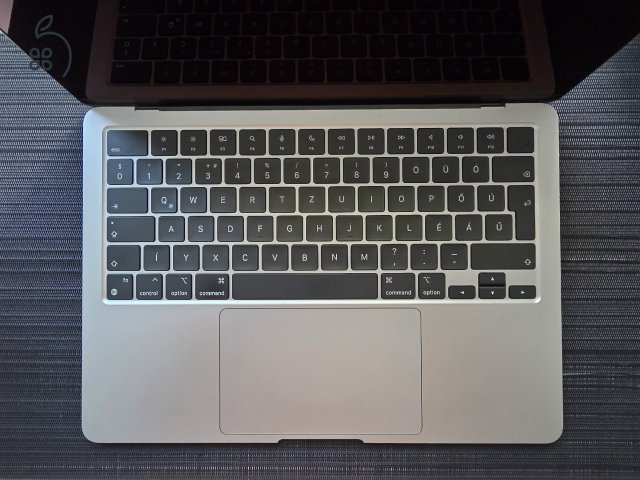 MacBook Air 13,6