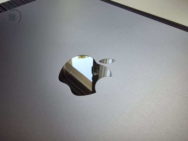 MacBook Air 13,6