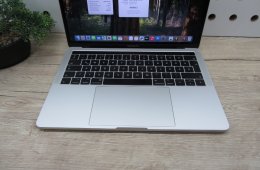 Apple MacBook Pro 13” Touch Bar – Kompakt erő, prémium dizájn – 16 GB RAM / 500 GB SSD – Használt, karcmentes – 3 hónap garanciával