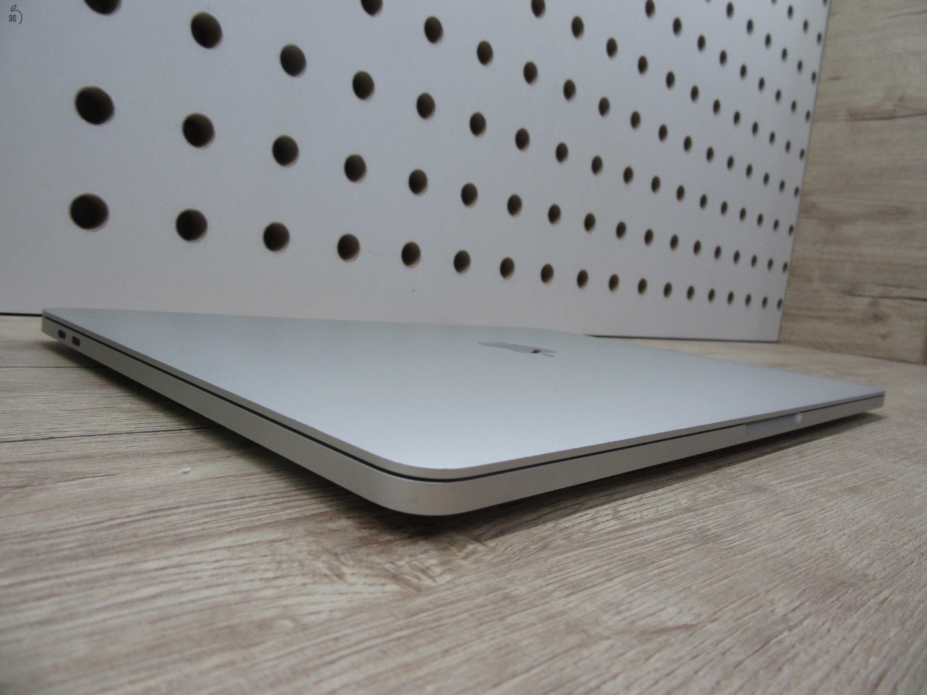 Apple MacBook Pro 13” Touch Bar – Kompakt erő, prémium dizájn – 16 GB RAM / 500 GB SSD – Használt, karcmentes – 3 hónap garanciával