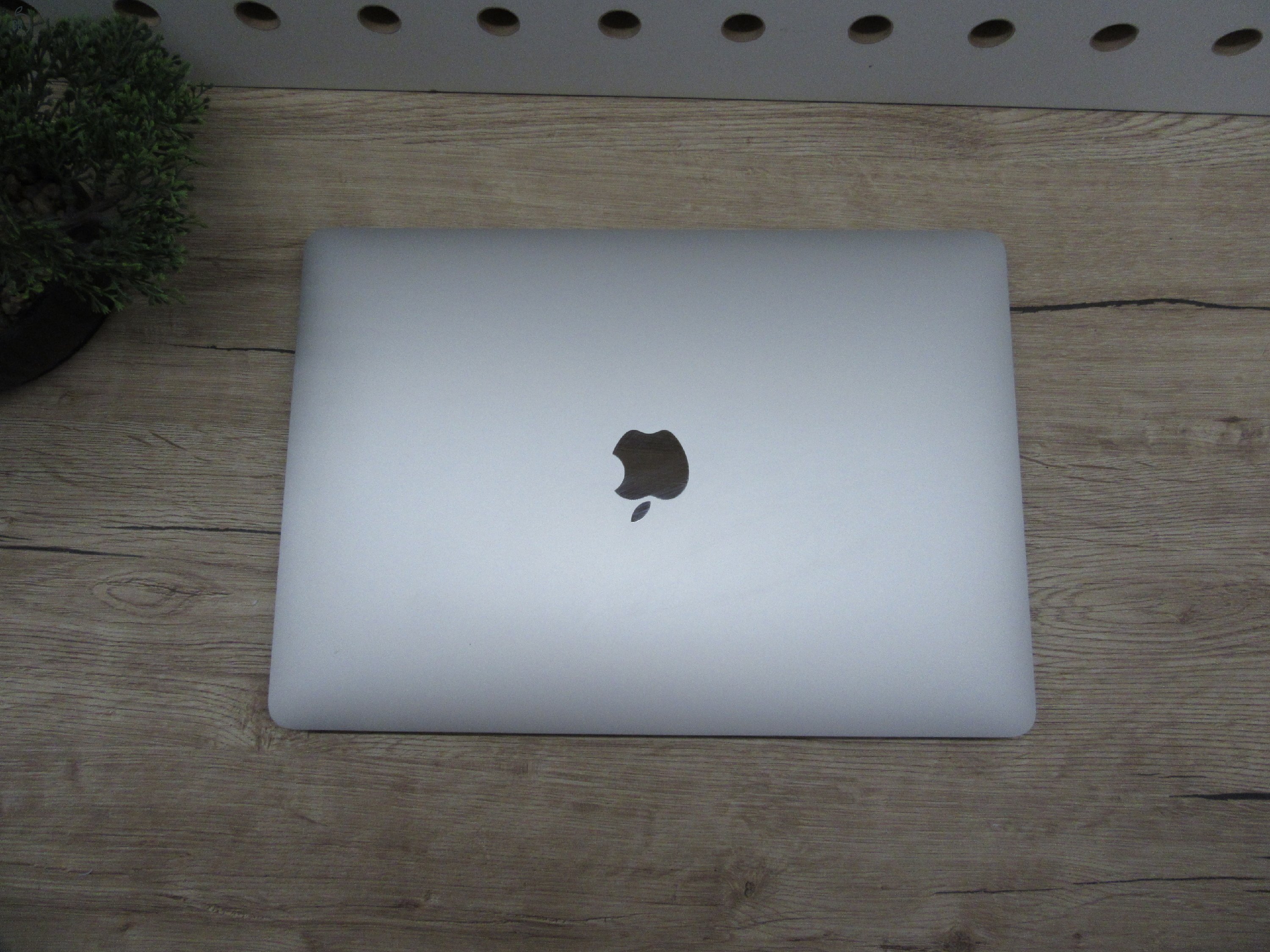 Apple MacBook Pro 13” Touch Bar – Kompakt erő, prémium dizájn – 16 GB RAM / 500 GB SSD – Használt, karcmentes – 3 hónap garanciával