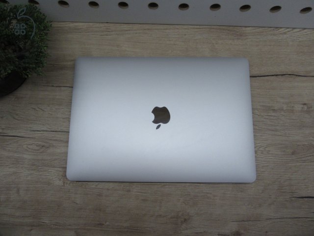 Apple MacBook Pro 13” Touch Bar – Kompakt erő, prémium dizájn – 16 GB RAM / 500 GB SSD – Használt, karcmentes – 3 hónap garanciával