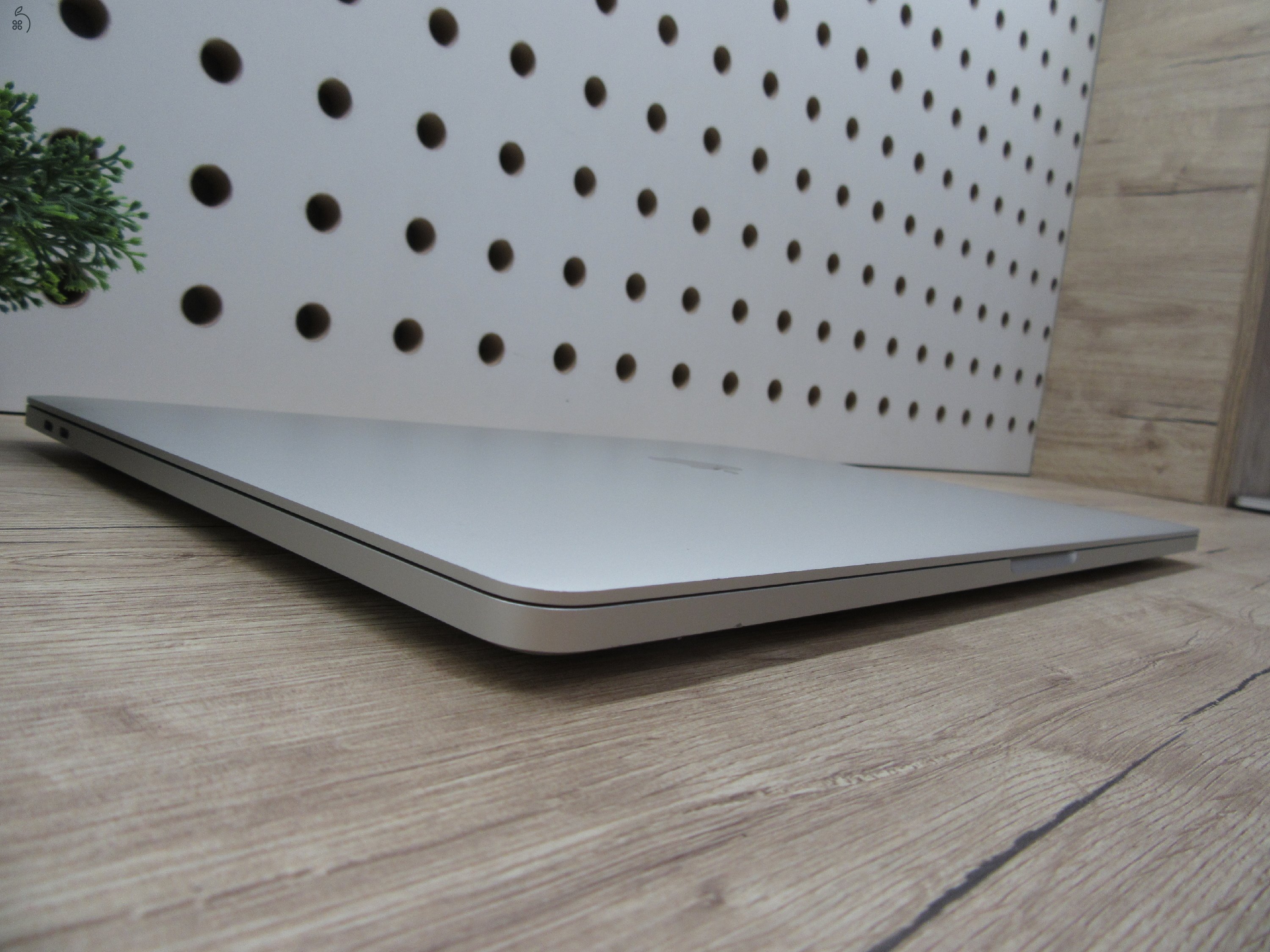 Apple MacBook Pro 16” Touch Bar – Nagykijelzős teljesítmény, stílusos kivitel – 16 GB RAM / 500 GB SSD – Használt, szép állapot – 3 hónap garanciával