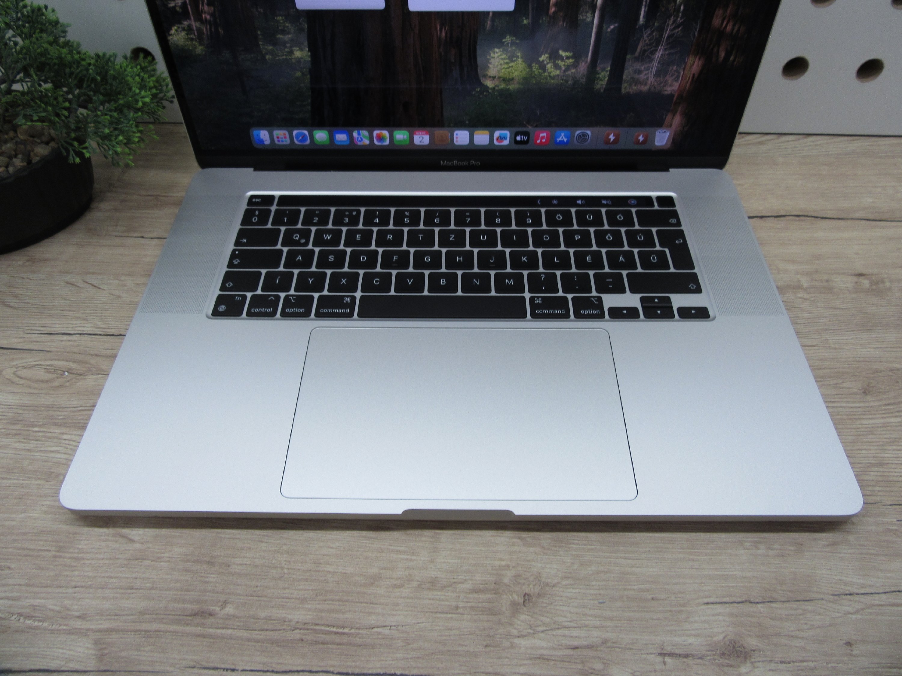 Apple MacBook Pro 16” Touch Bar – Nagykijelzős teljesítmény, stílusos kivitel – 16 GB RAM / 500 GB SSD – Használt, szép állapot – 3 hónap garanciával