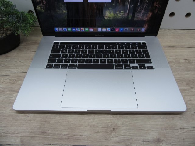 Apple MacBook Pro 16” Touch Bar – Nagykijelzős teljesítmény, stílusos kivitel – 16 GB RAM / 500 GB SSD – Használt, szép állapot – 3 hónap garanciával