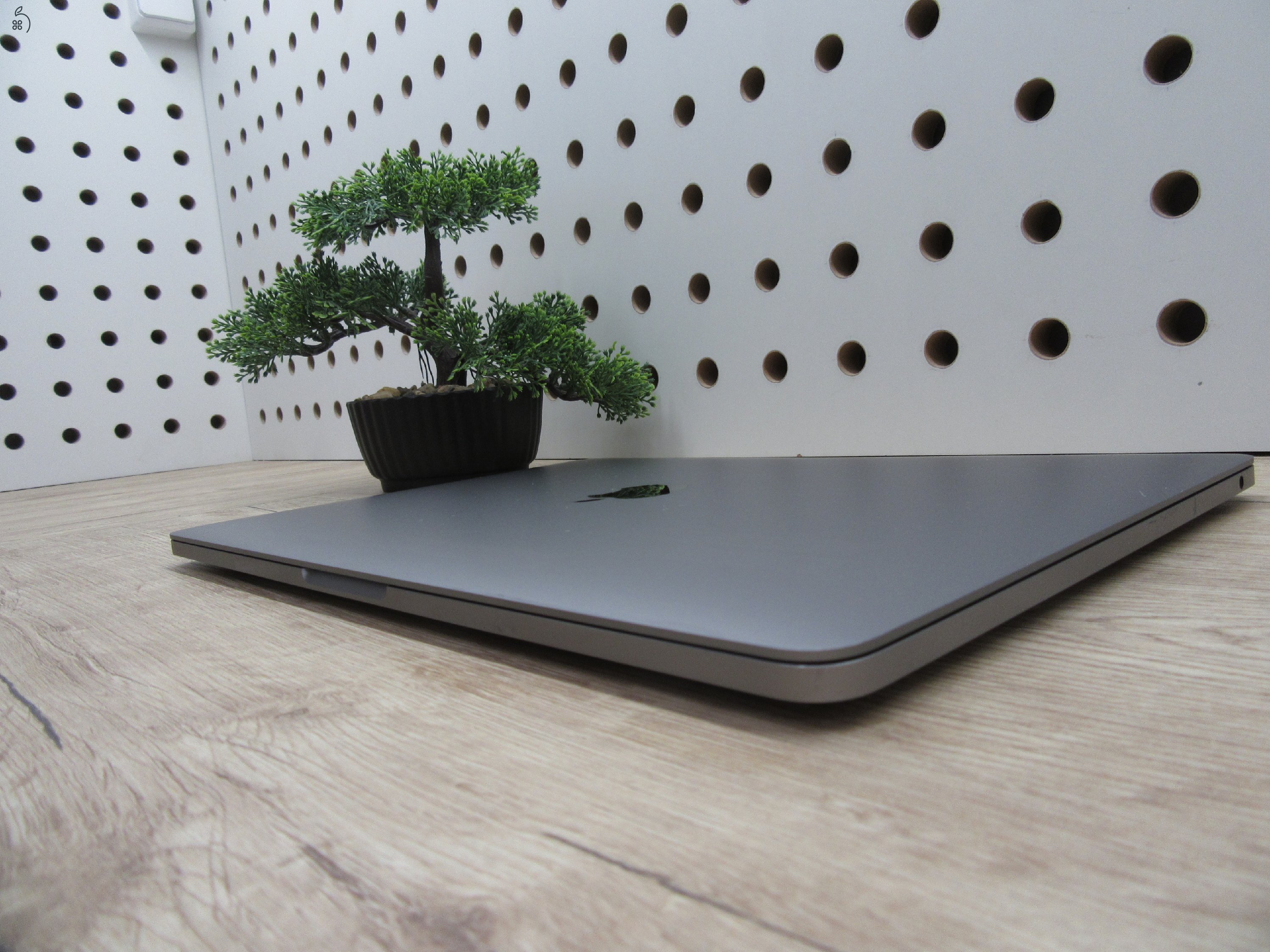 Apple MacBook Pro 13” Retina – Kompakt elegancia, megbízható teljesítmény – Használt, szép állapot – 3 hónap garanciával