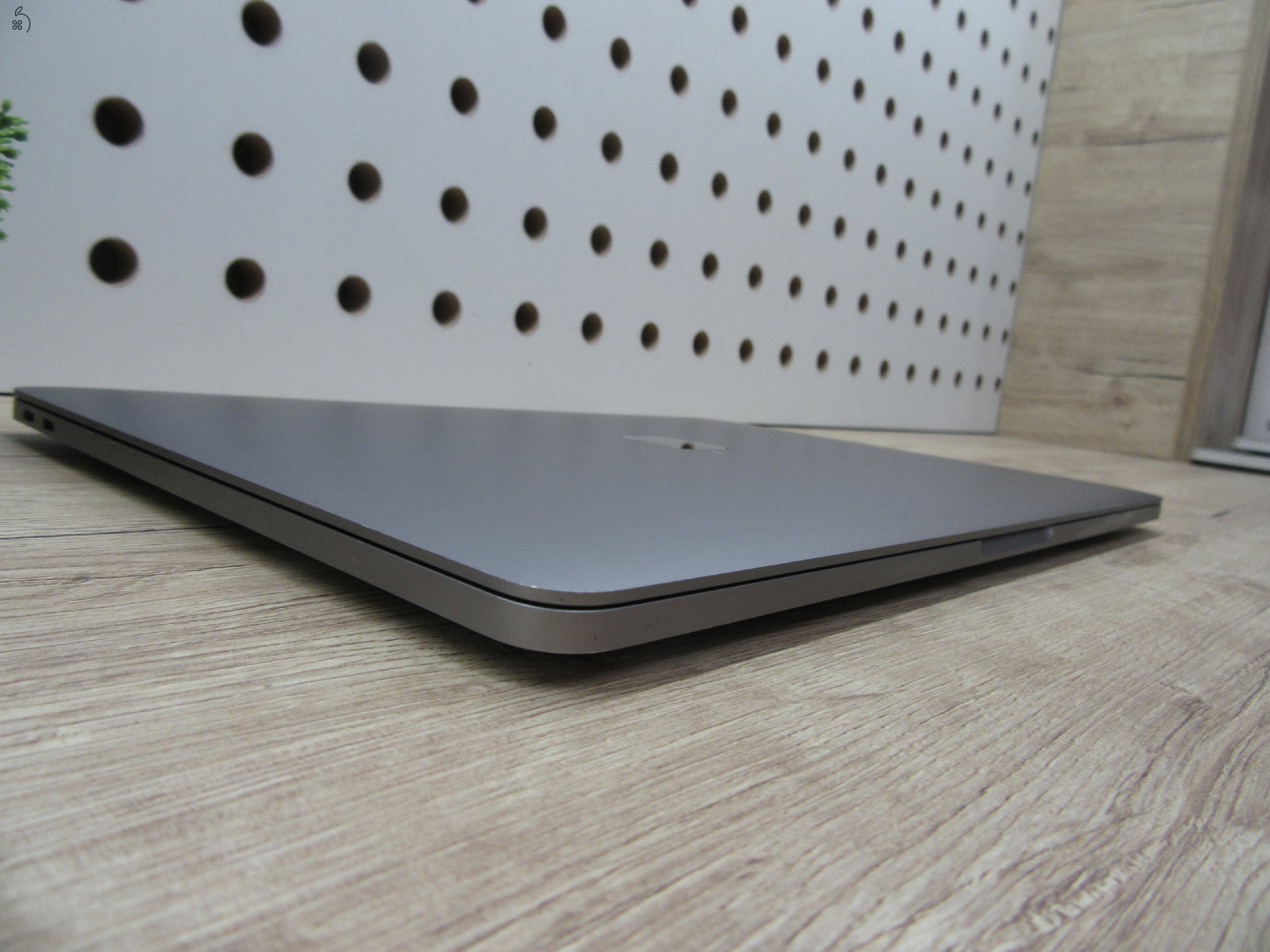 Apple MacBook Pro 13” Retina – Kompakt elegancia, megbízható teljesítmény – Használt, szép állapot – 3 hónap garanciával