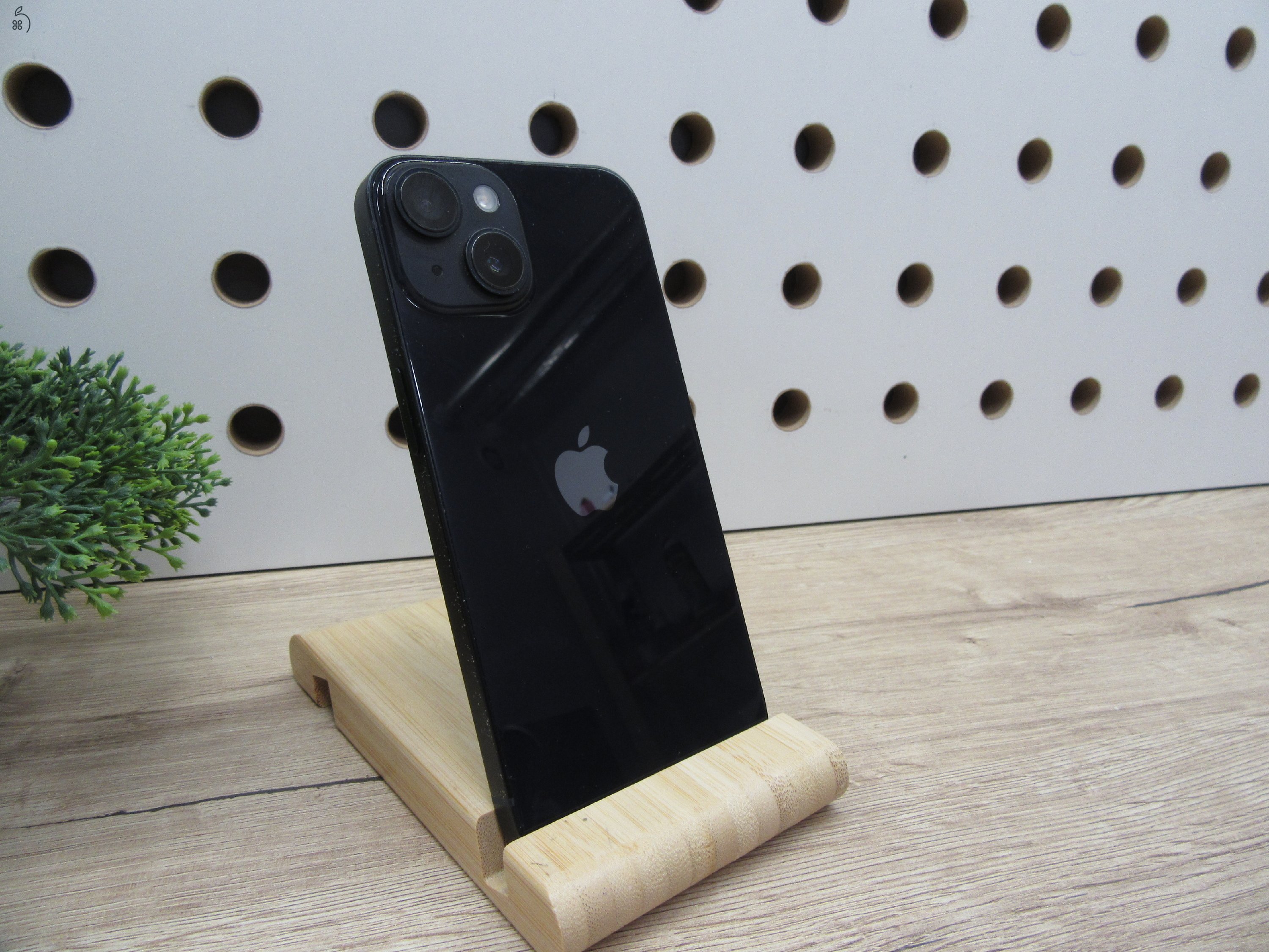 Apple iPhone 14 – Elegáns Midnight dizájn, megbízható teljesítmény – 128 GB – Használt – 100%-os akkuval – 3 hónap garanciával