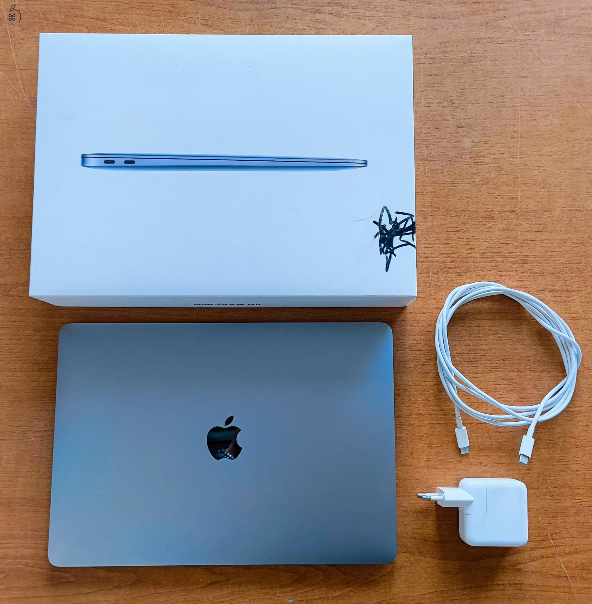 Macbook Air M1 8GB (100%-os gyári akkumulátorral) eladó + 2025.09.07-ig ajándék Xiaomi Smart Kettle Pro ajándék