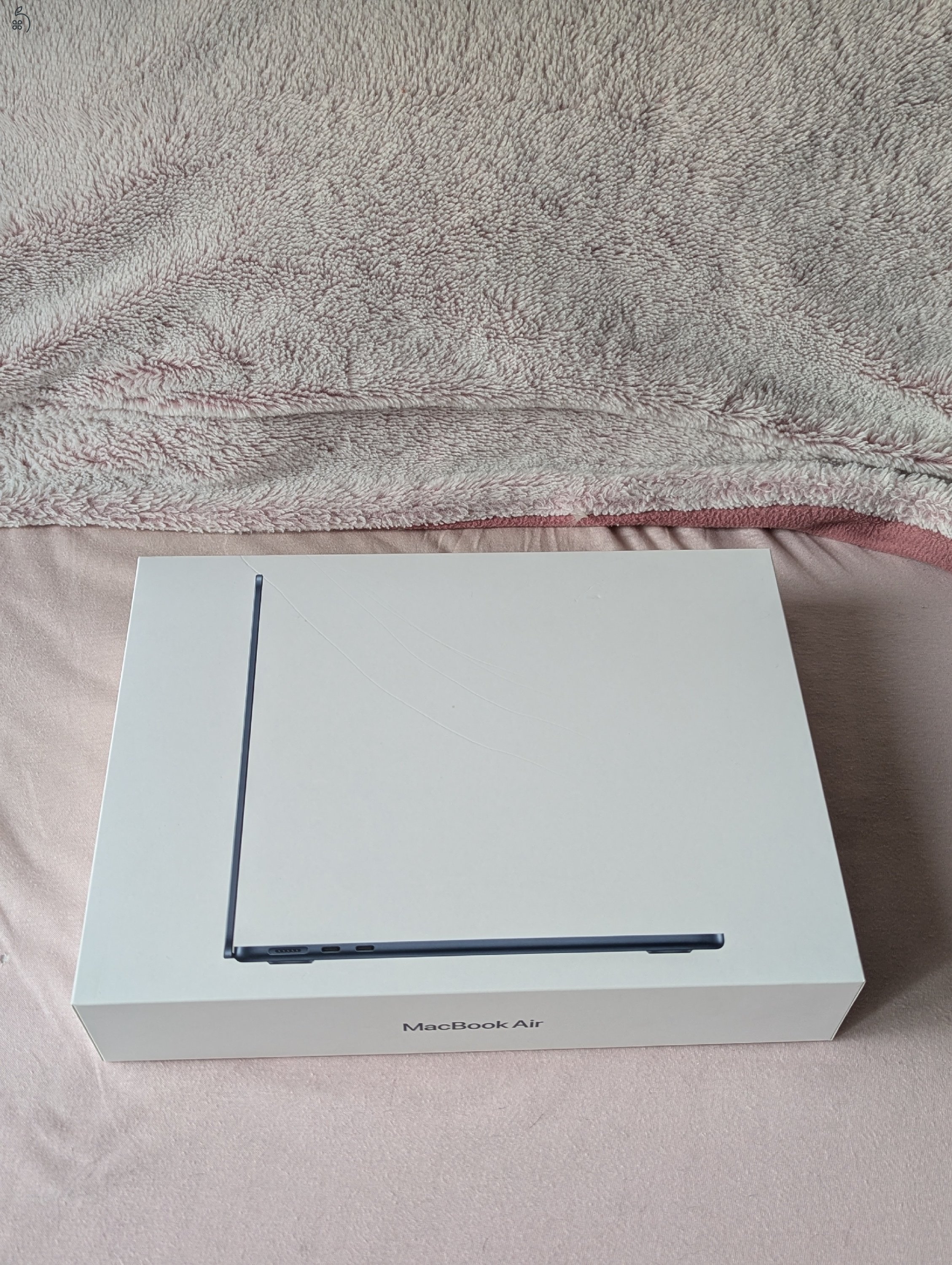 MacBook Air M2 mint az új, minden tartozékával