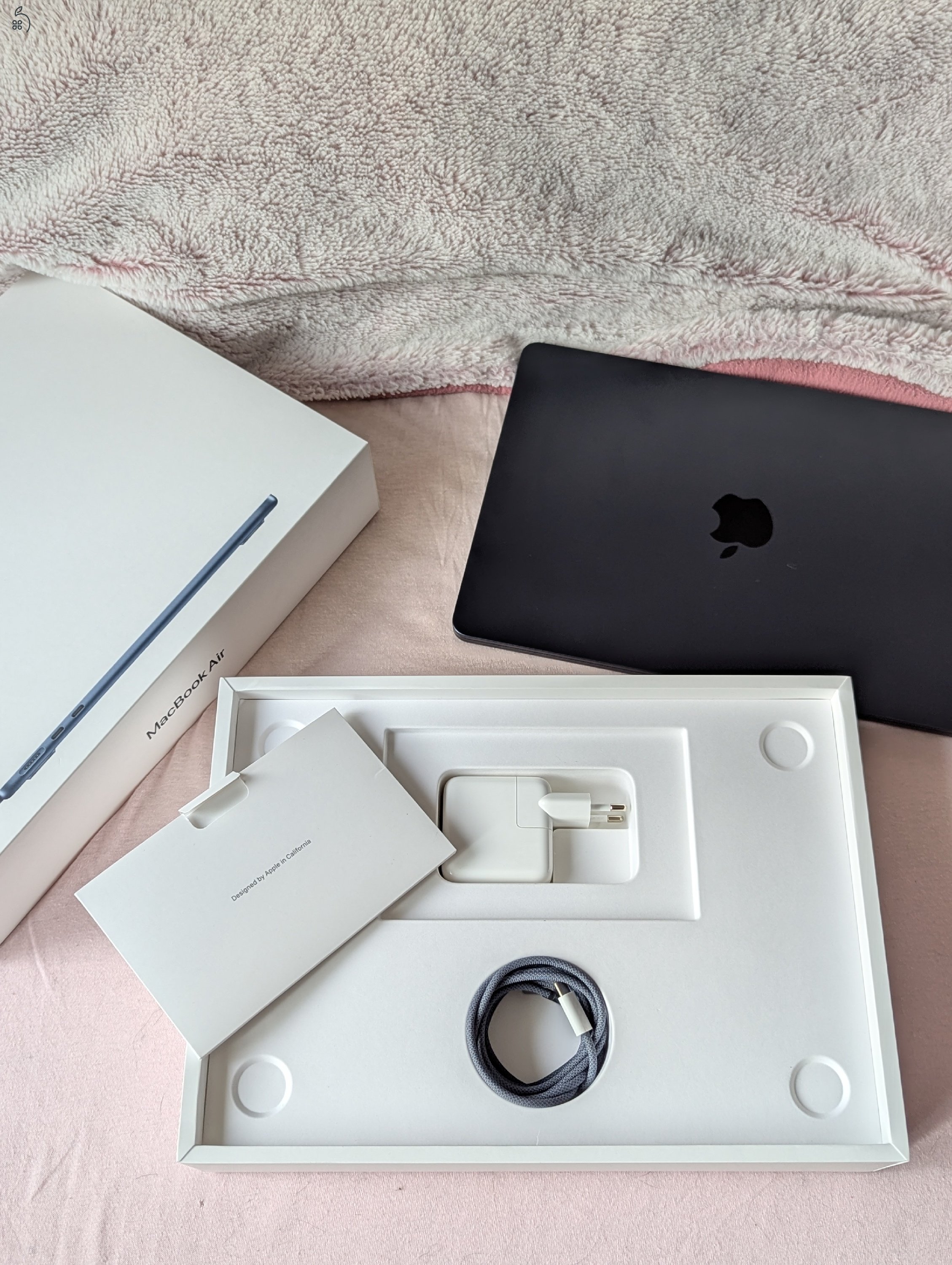 MacBook Air M2 mint az új, minden tartozékával