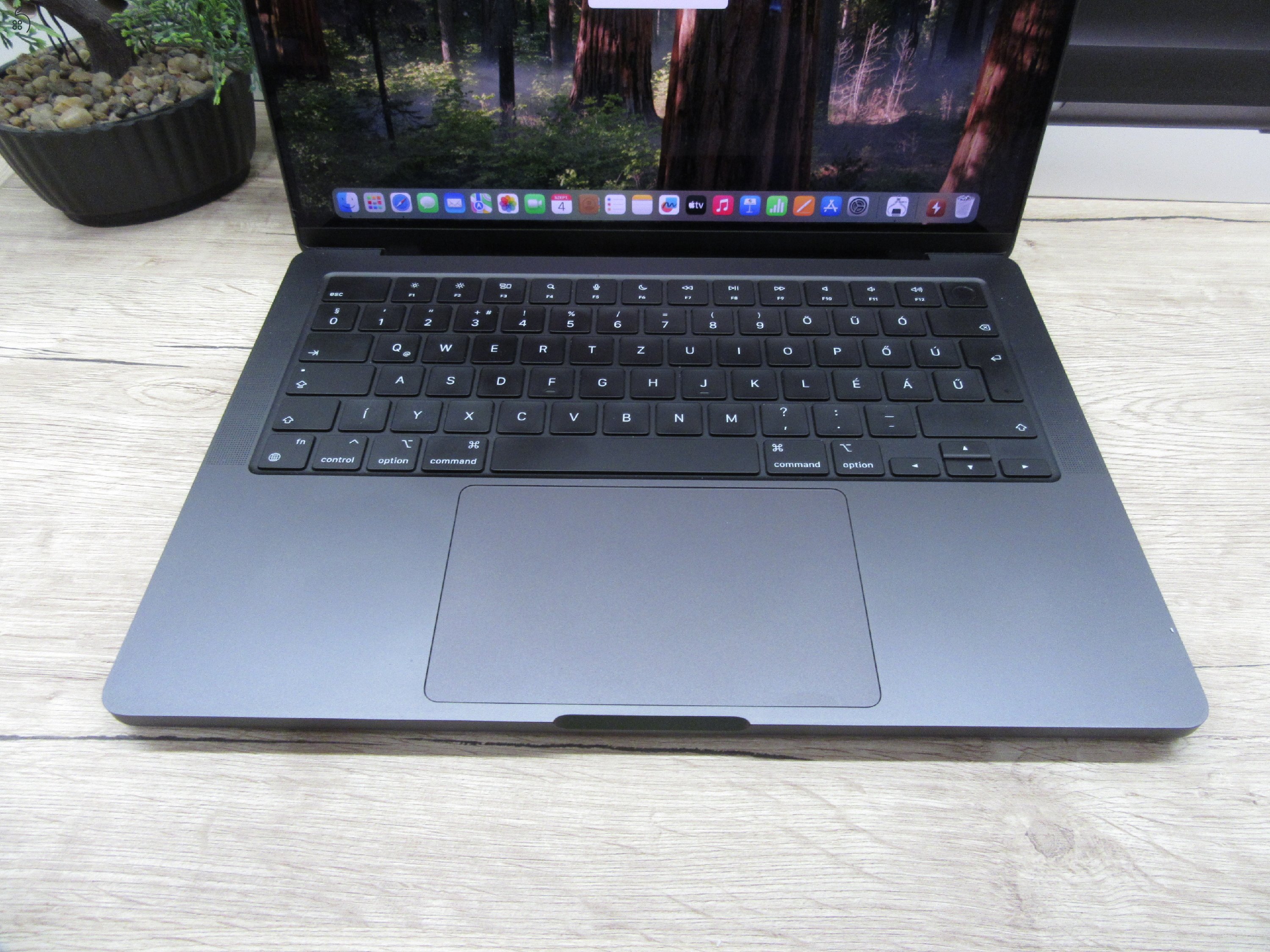 Apple MacBook Pro 14” M4 Pro – Pörgős Pro teljesítmény, XDR látvány – 24 GB RAM / 512 GB SSD – Használt, karcmentes – Gyári garancia 2025.12.21-ig