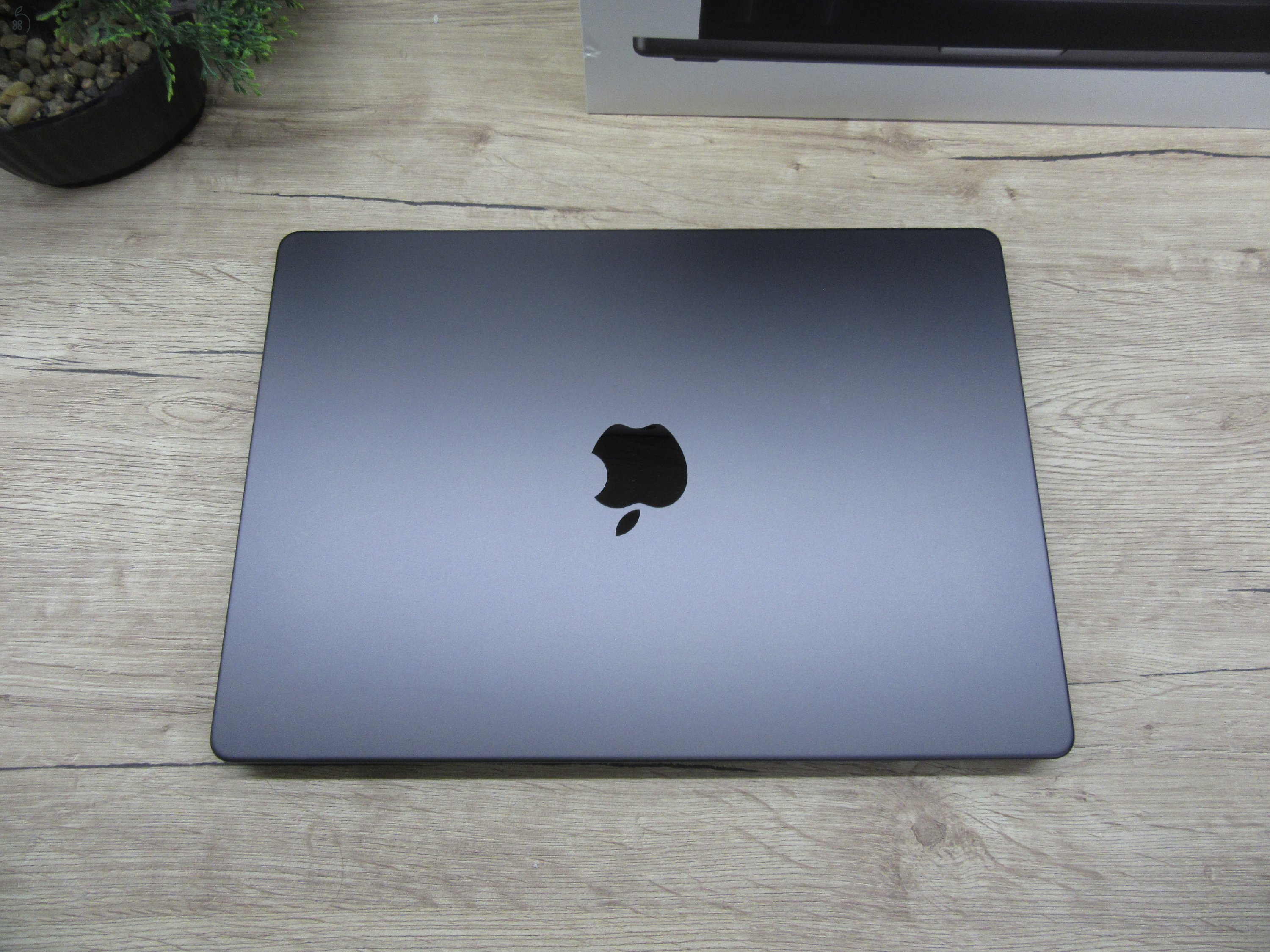 Apple MacBook Pro 14” M4 Pro – Pörgős Pro teljesítmény, XDR látvány – 24 GB RAM / 512 GB SSD – Használt, karcmentes – Gyári garancia 2025.12.21-ig
