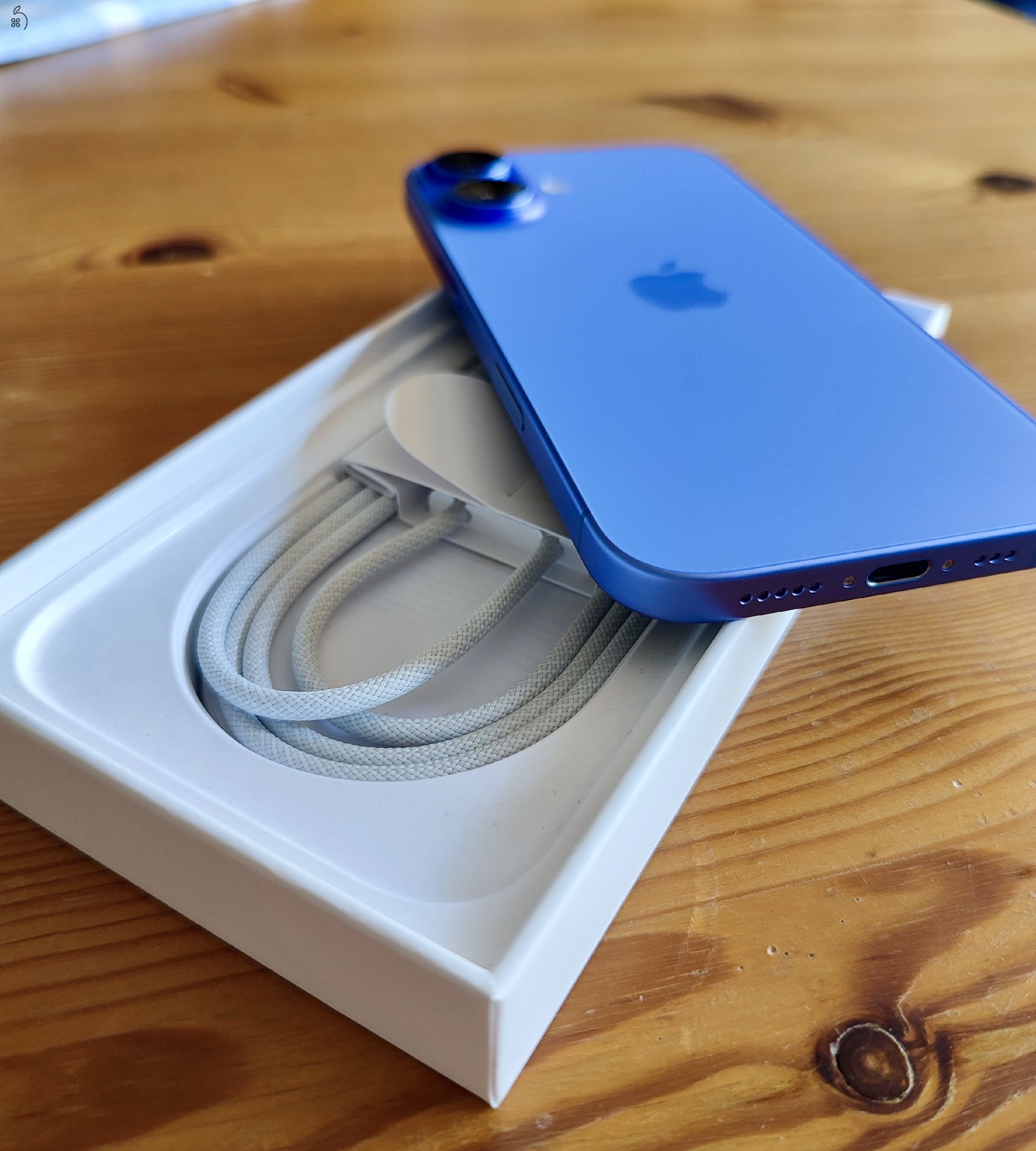Eladó újszerű Iphone 16 256 Gb tárhellyel, Ultramarin kék színben