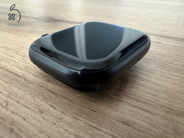 Apple Watch Series 8 GPS 45mm Éjfekete alumínium éjfekete sportszíjjal