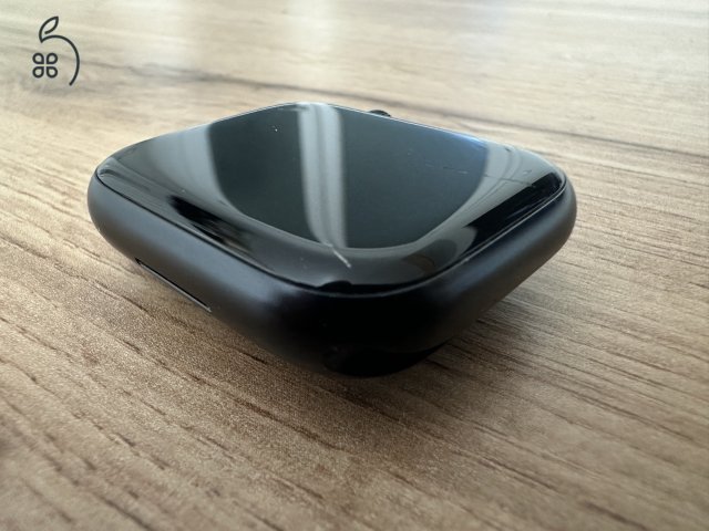 Apple Watch Series 8 GPS 45mm Éjfekete alumínium éjfekete sportszíjjal