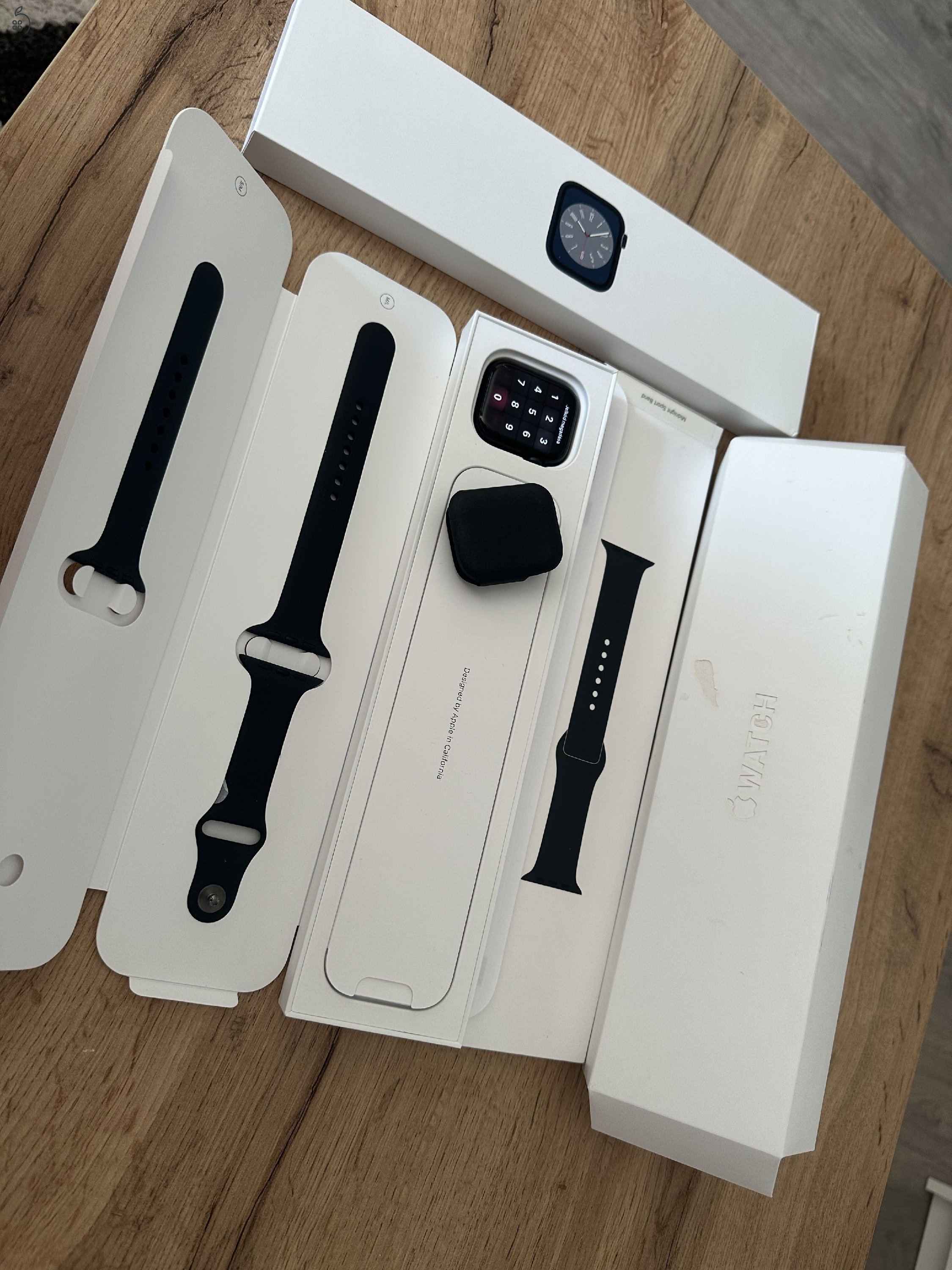 Apple Watch Series 8 GPS 45mm Éjfekete alumínium éjfekete sportszíjjal