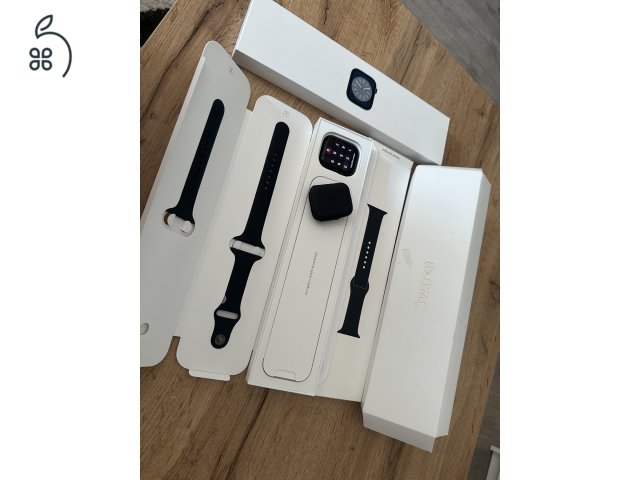 Apple Watch Series 8 GPS 45mm Éjfekete alumínium éjfekete sportszíjjal