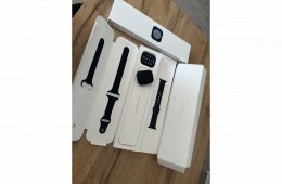 Apple Watch Series 8 GPS 45mm Éjfekete alumínium éjfekete sportszíjjal
