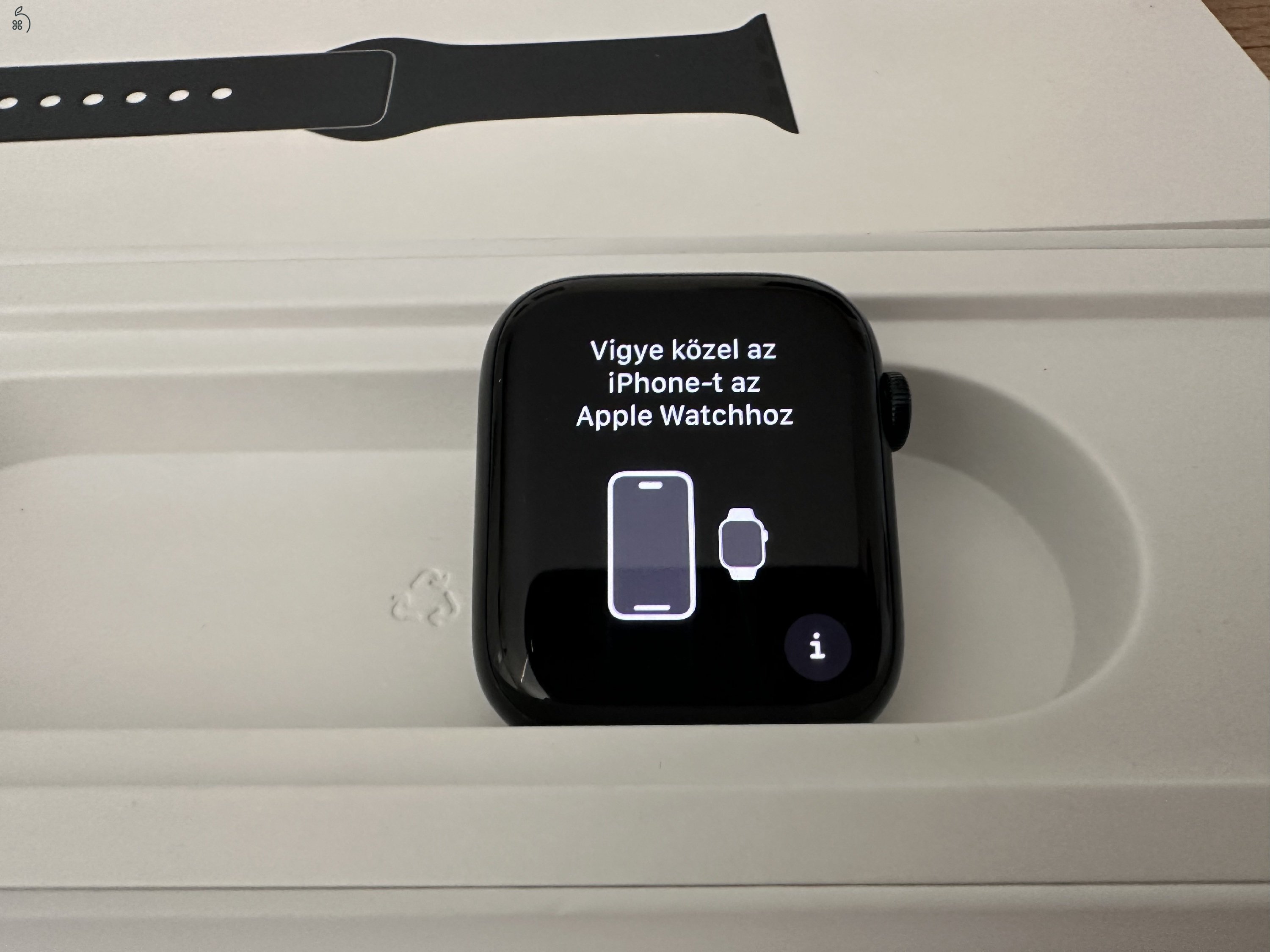 Apple Watch Series 8 GPS 45mm Éjfekete alumínium éjfekete sportszíjjal