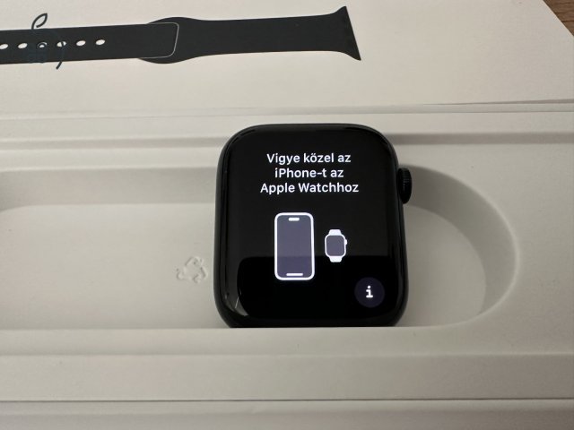 Apple Watch Series 8 GPS 45mm Éjfekete alumínium éjfekete sportszíjjal