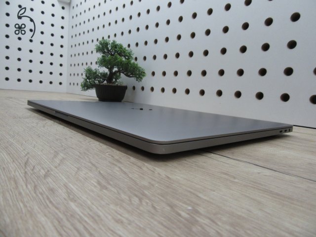 Apple MacBook Pro 16” Touch Bar – Újszerű i9 erőgép, 32 GB RAM / 500 GB SSD – Használt, karcmentes – 3 hónap garanciával