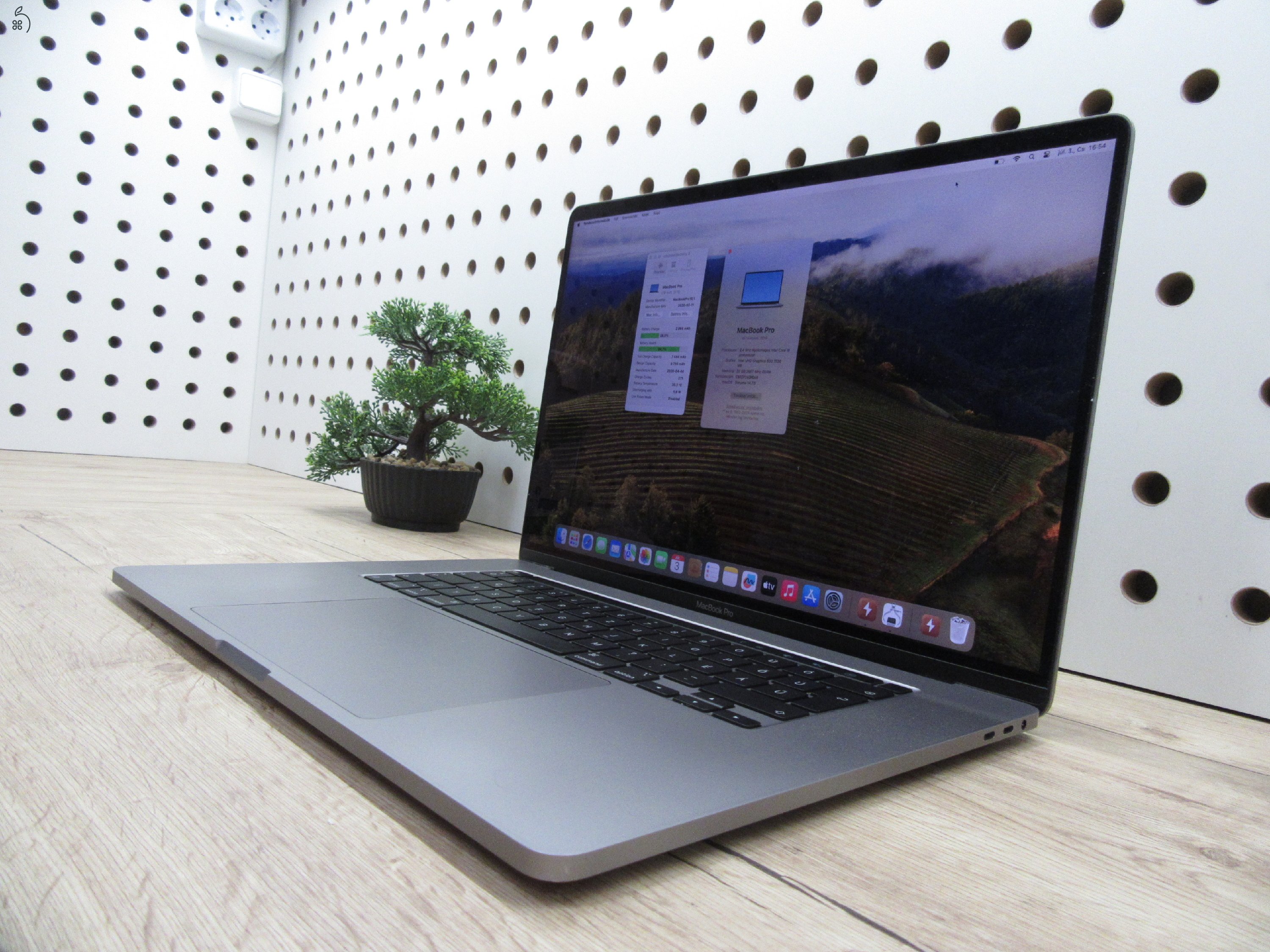 Apple MacBook Pro 16” Touch Bar – Újszerű i9 erőgép, 32 GB RAM / 500 GB SSD – Használt, karcmentes – 3 hónap garanciával