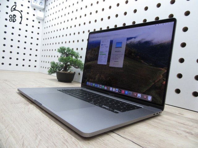 Apple MacBook Pro 16” Touch Bar – Újszerű i9 erőgép, 32 GB RAM / 500 GB SSD – Használt, karcmentes – 3 hónap garanciával