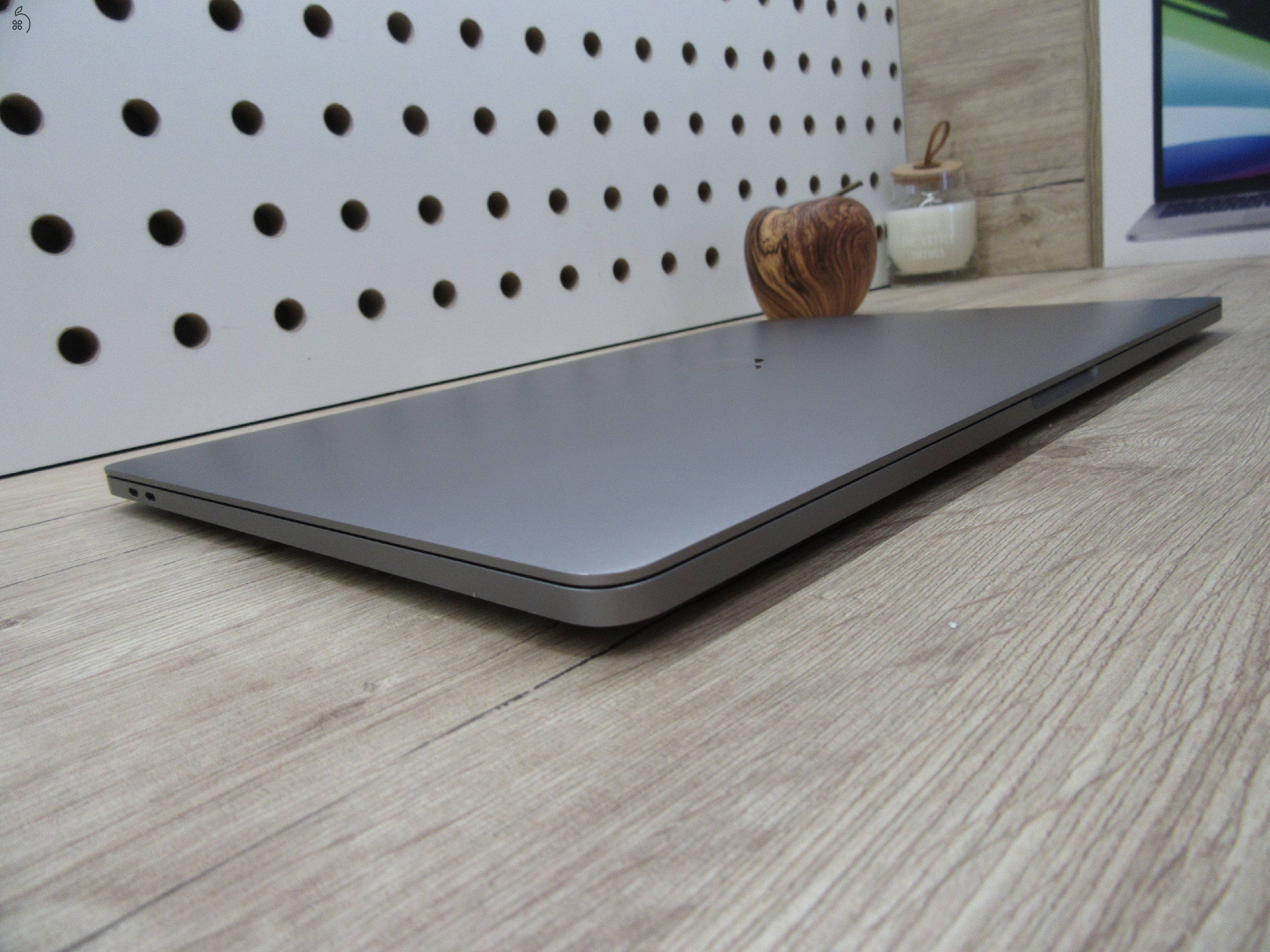 Apple MacBook Pro 16” Touch Bar – Újszerű i9 erőgép, 32 GB RAM / 500 GB SSD – Használt, karcmentes – 3 hónap garanciával