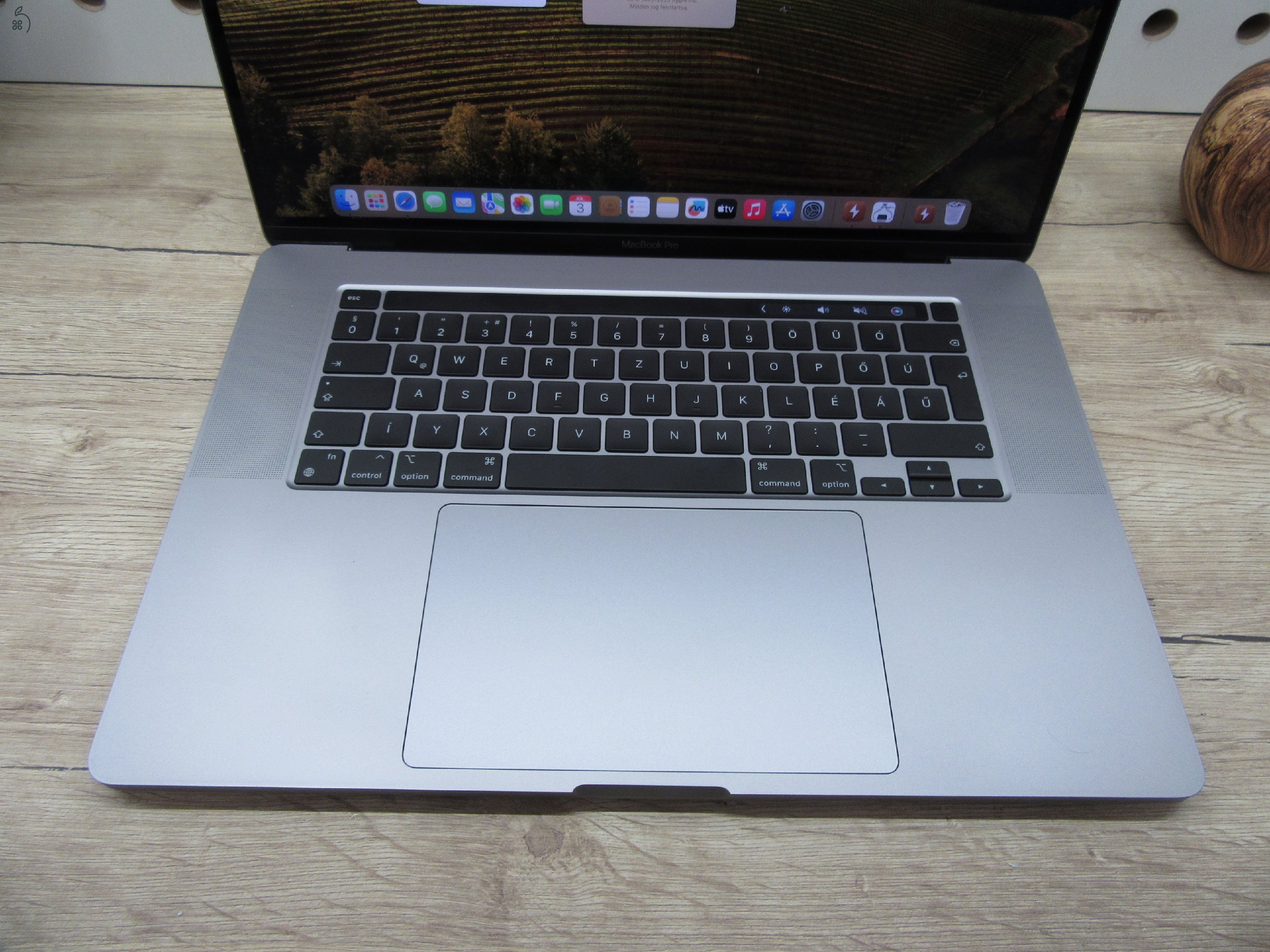 Apple MacBook Pro 16” Touch Bar – Újszerű i9 erőgép, 32 GB RAM / 500 GB SSD – Használt, karcmentes – 3 hónap garanciával