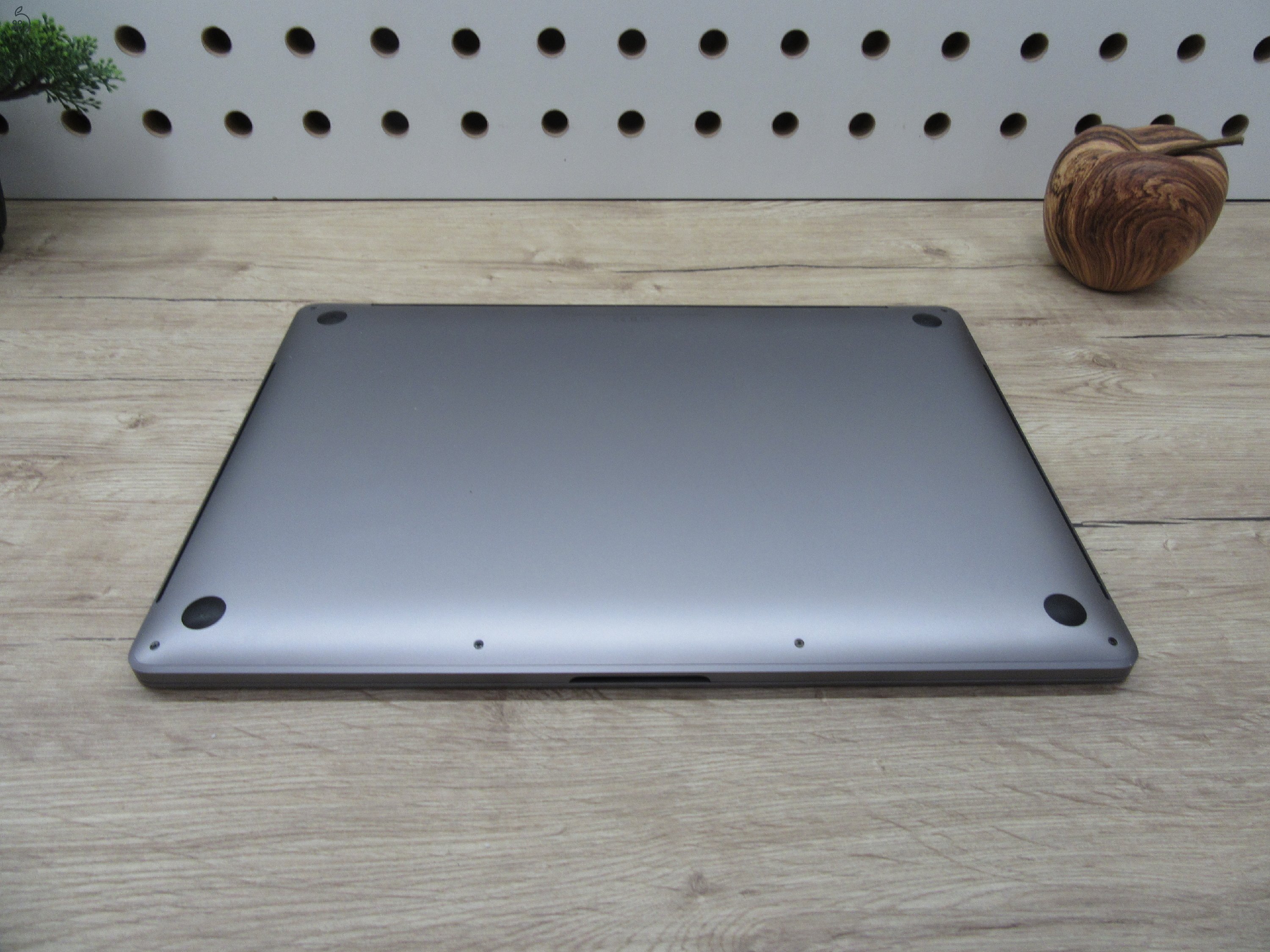 Apple MacBook Pro 16” Touch Bar – Újszerű i9 erőgép, 32 GB RAM / 500 GB SSD – Használt, karcmentes – 3 hónap garanciával
