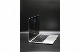 Apple MacBook Pro 13″ Touch Bar 2020 i5 512 GB Silver akku - 12 HÓ GARANCIA