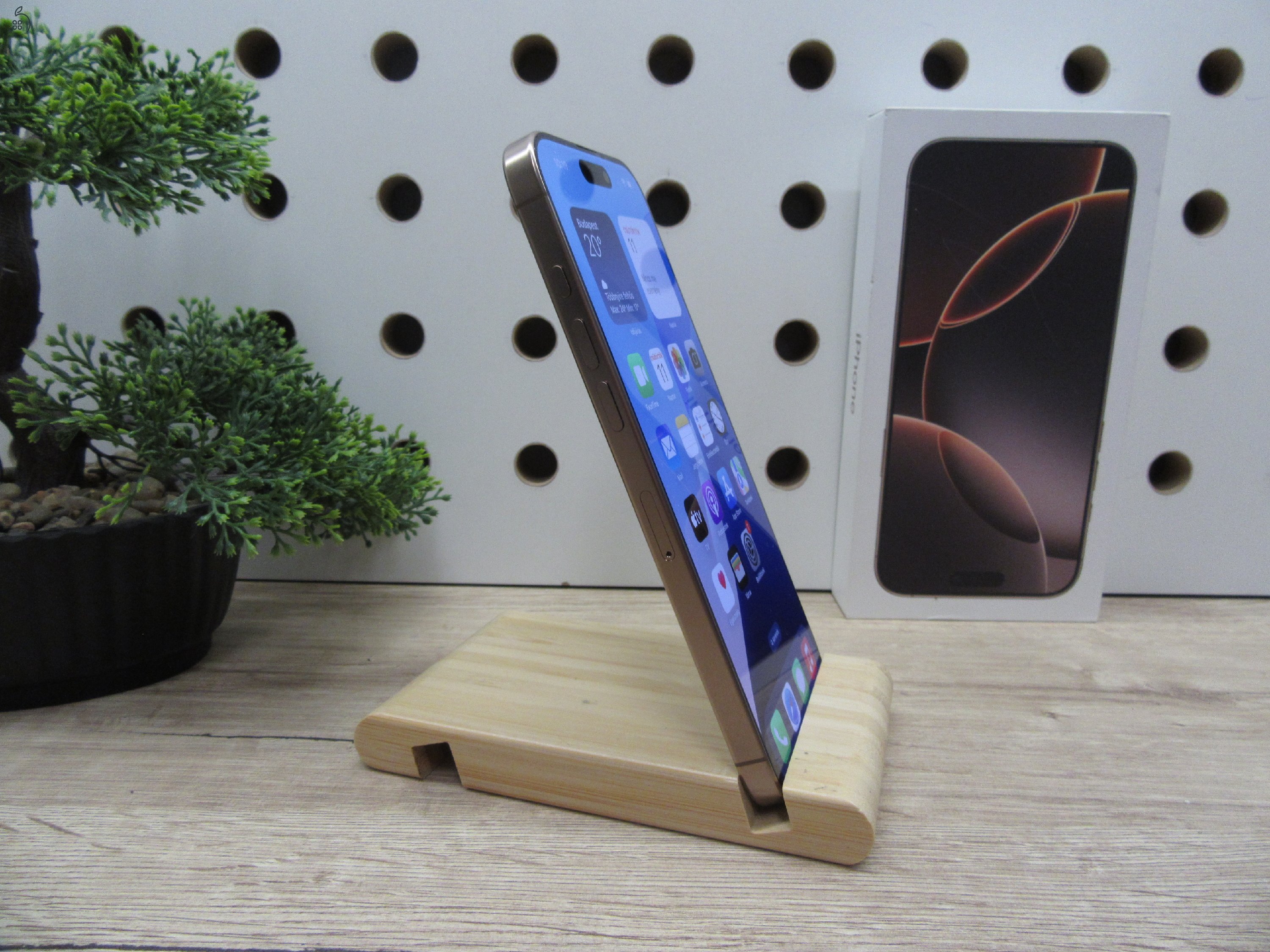 Apple iPhone 16 Pro Max – Desert Titanium – Titán dizájn, Pro kamera – 256 GB – Használt, karcmentes – 100% akku (22 ciklus) – Garancia 2026. 06. 19-ig
