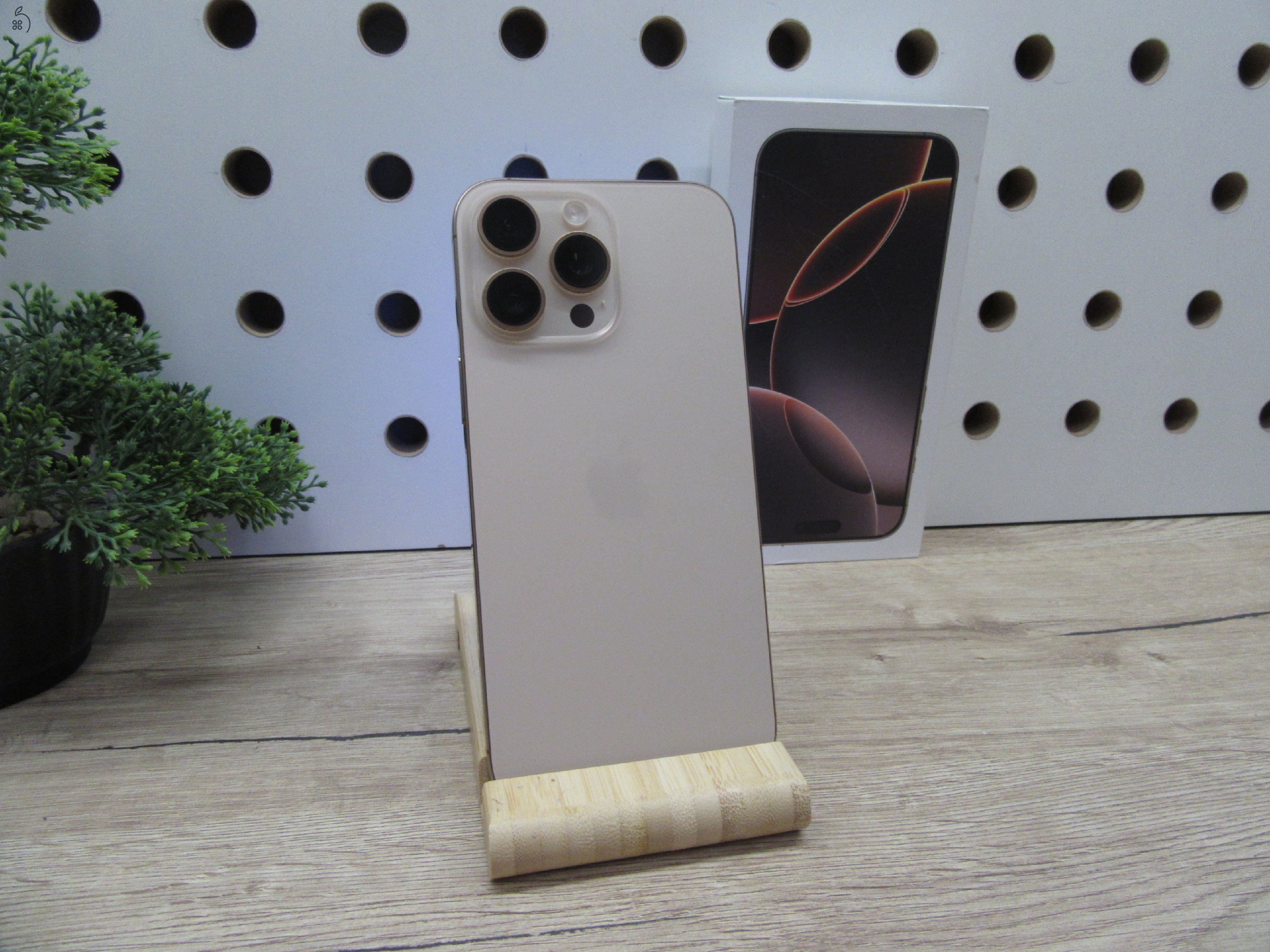 Apple iPhone 16 Pro Max – Desert Titanium – Titán dizájn, Pro kamera – 256 GB – Használt, karcmentes – 100% akku (22 ciklus) – Garancia 2026. 06. 19-ig