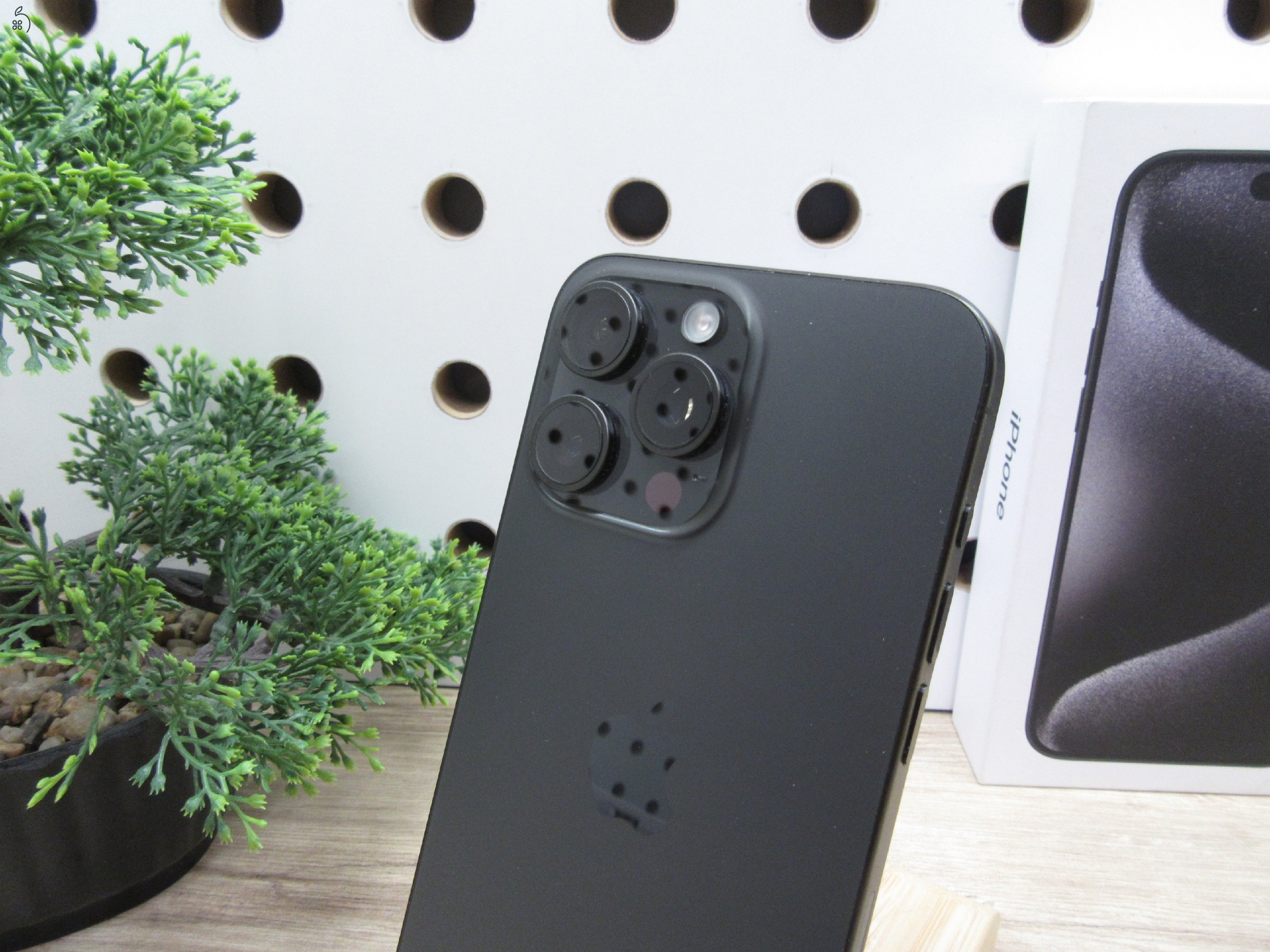 Apple iPhone 15 Pro Max – Black Titanium – Titán stílus, 5× optikai zoom – 256 GB – Használt, karcmentes – 3 hónap garanciával