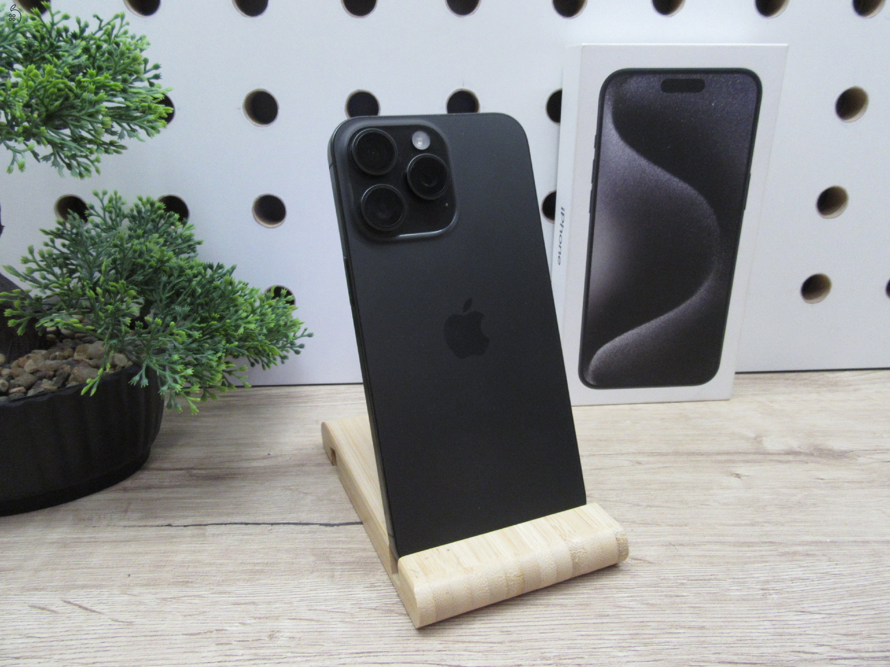 Apple iPhone 15 Pro Max – Black Titanium – Titán stílus, 5× optikai zoom – 256 GB – Használt, karcmentes – 3 hónap garanciával