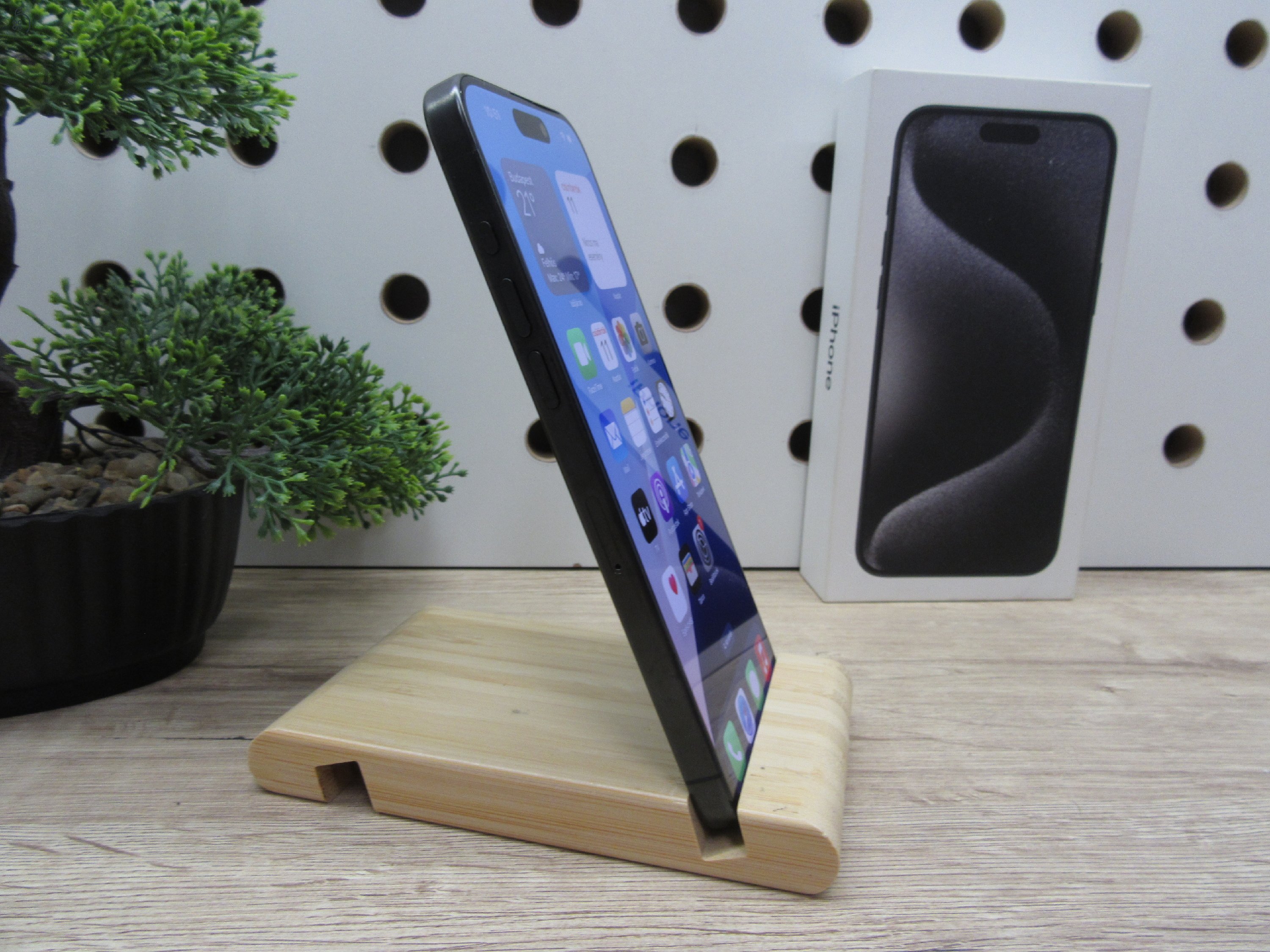 Apple iPhone 15 Pro Max – Black Titanium – Titán stílus, 5× optikai zoom – 256 GB – Használt, karcmentes – 3 hónap garanciával