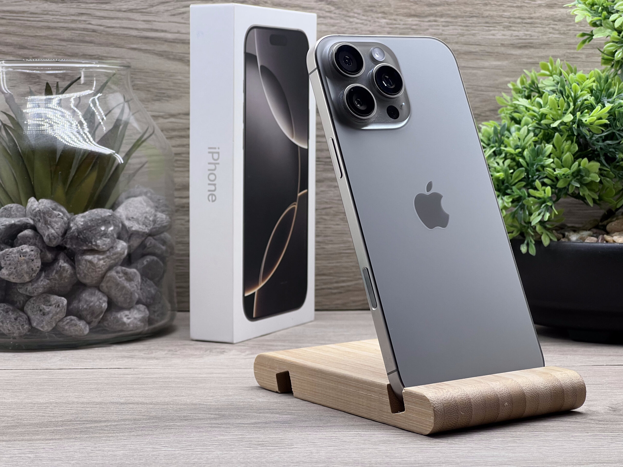 Hibátlan iPhone 16 Pro Max Natural Titanium 256GB 2 ÉV Garanciával Számlával 100% Akksi