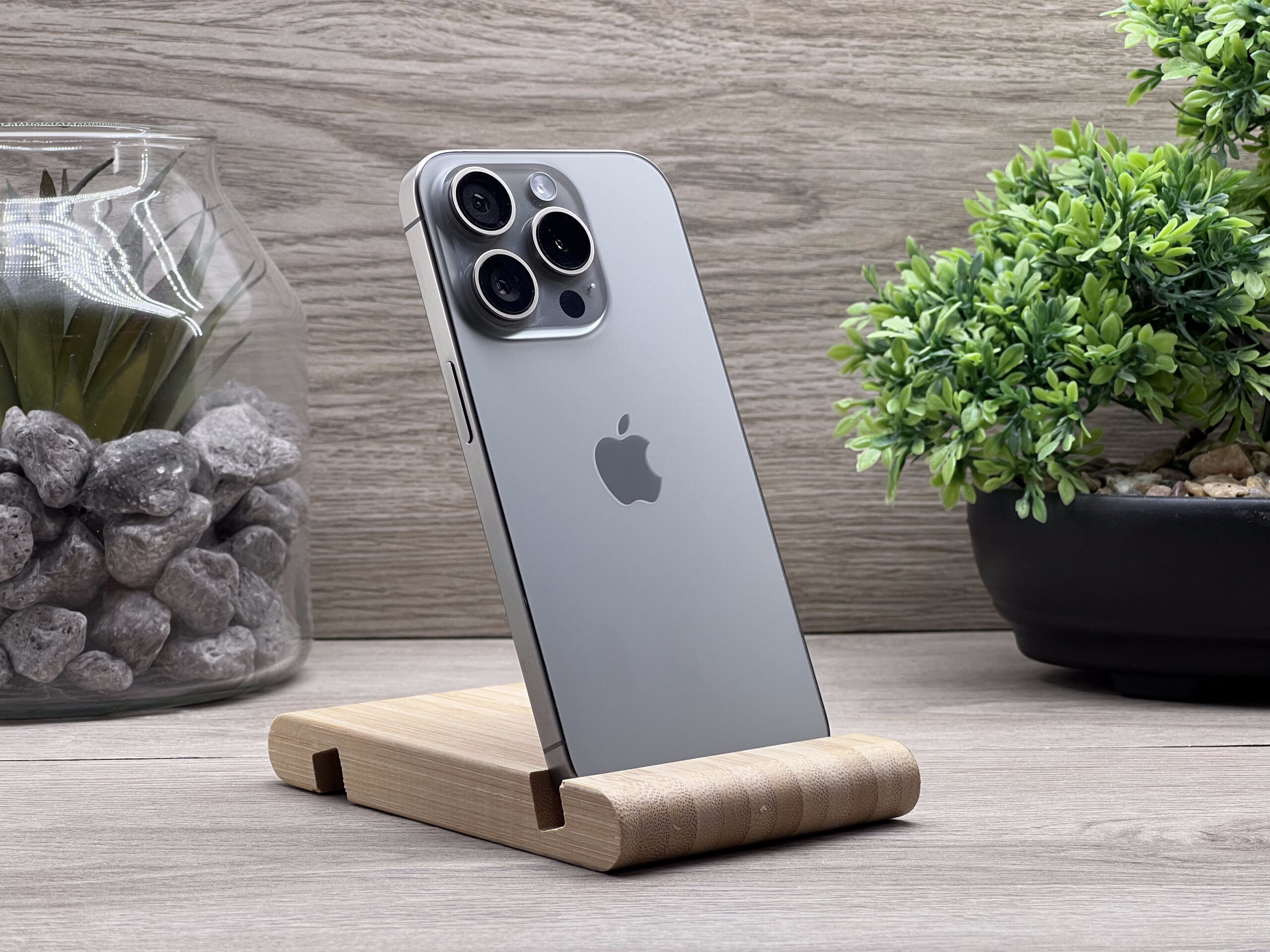 Hibátlan iPhone 15 Pro Natural Titanium 256GB 2 ÉV Garanciával Számlával