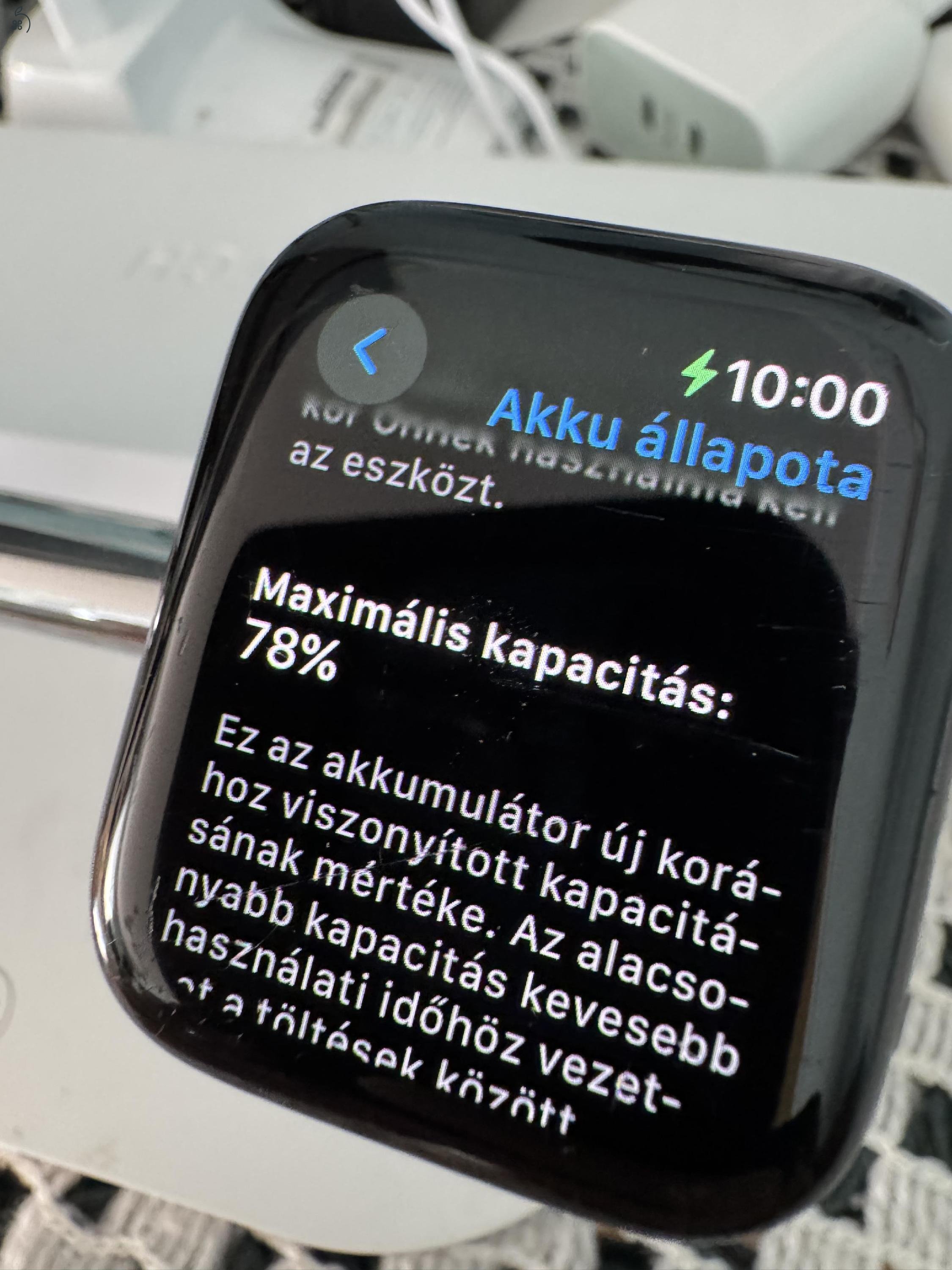 Apple watch series 6 44mm, bontatlan töltővel