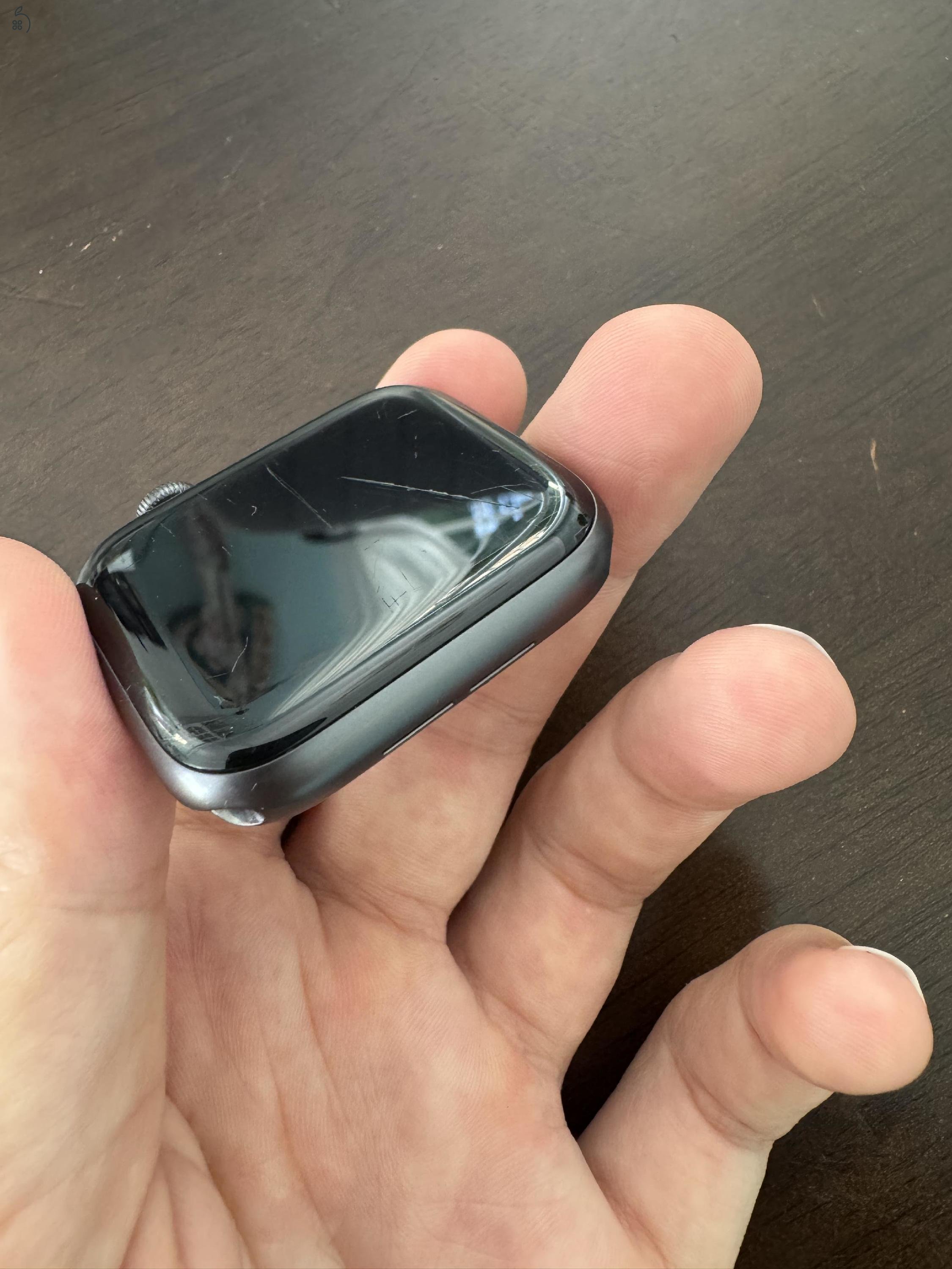 Apple watch series 6 44mm, bontatlan töltővel