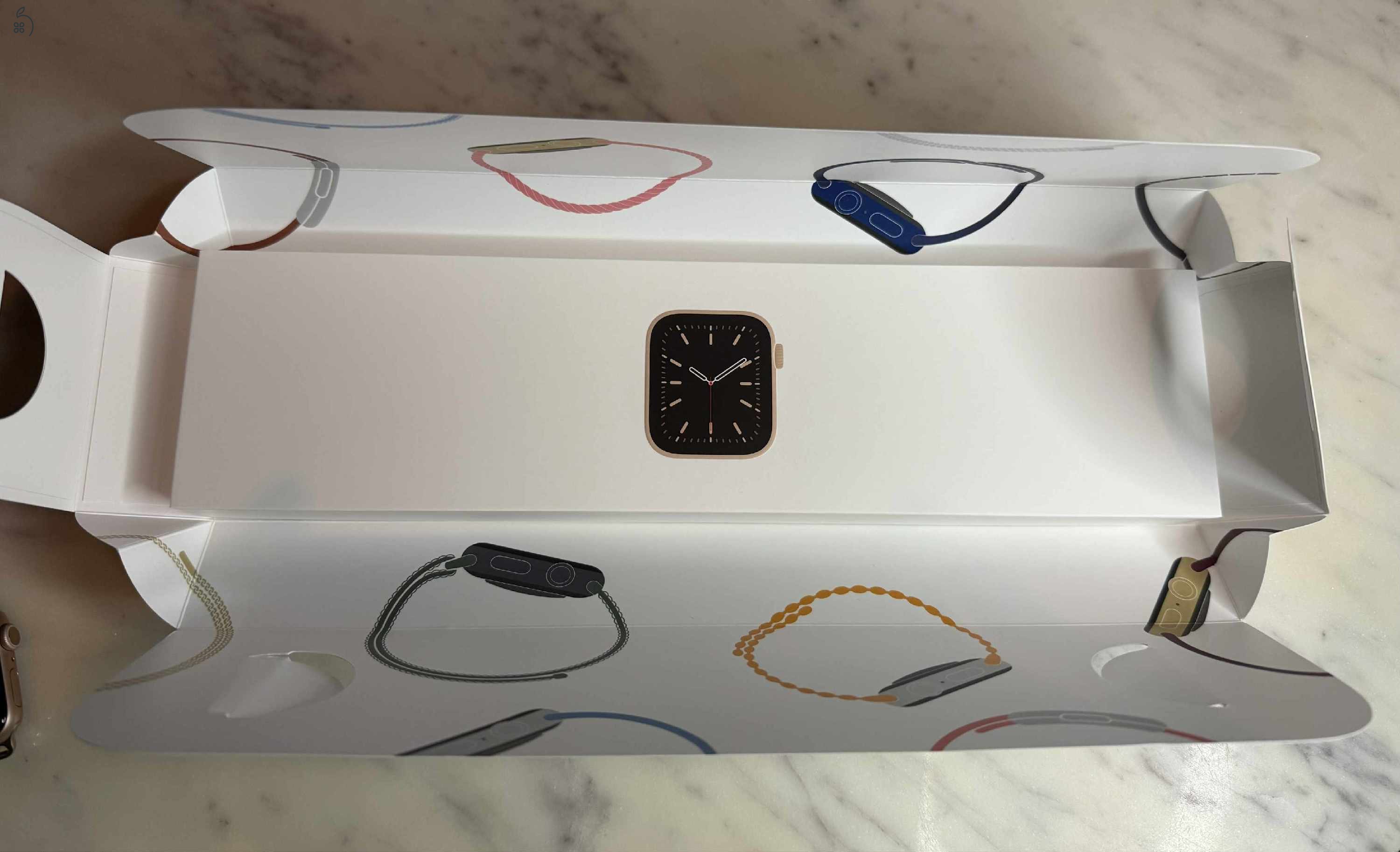 40mm Apple Watch series 6 arany színű GPS, alumínium ház + 2 szíj
