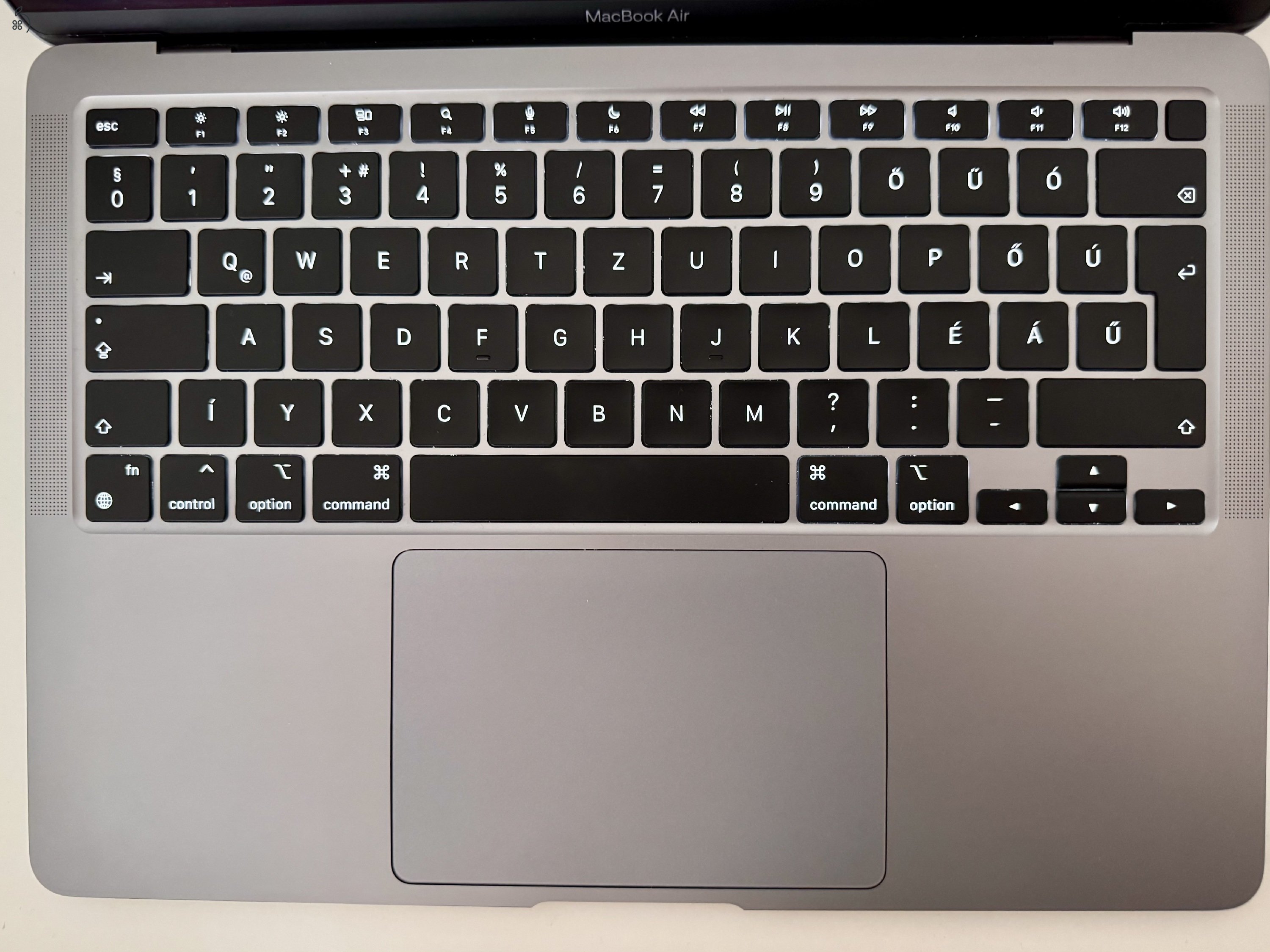 Eladó Apple MacBook Air 13” (2020, M1, 8GB/256GB) – újszerű állapotban