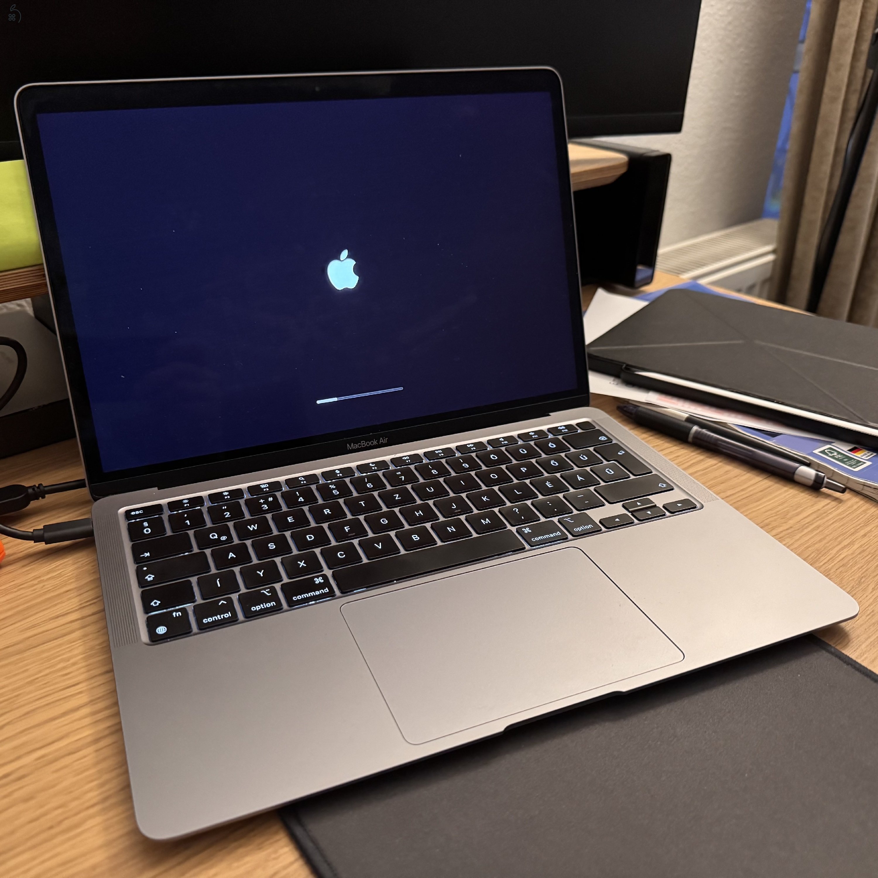 Eladó Apple MacBook Air 13” (2020, M1, 8GB/256GB) – újszerű állapotban