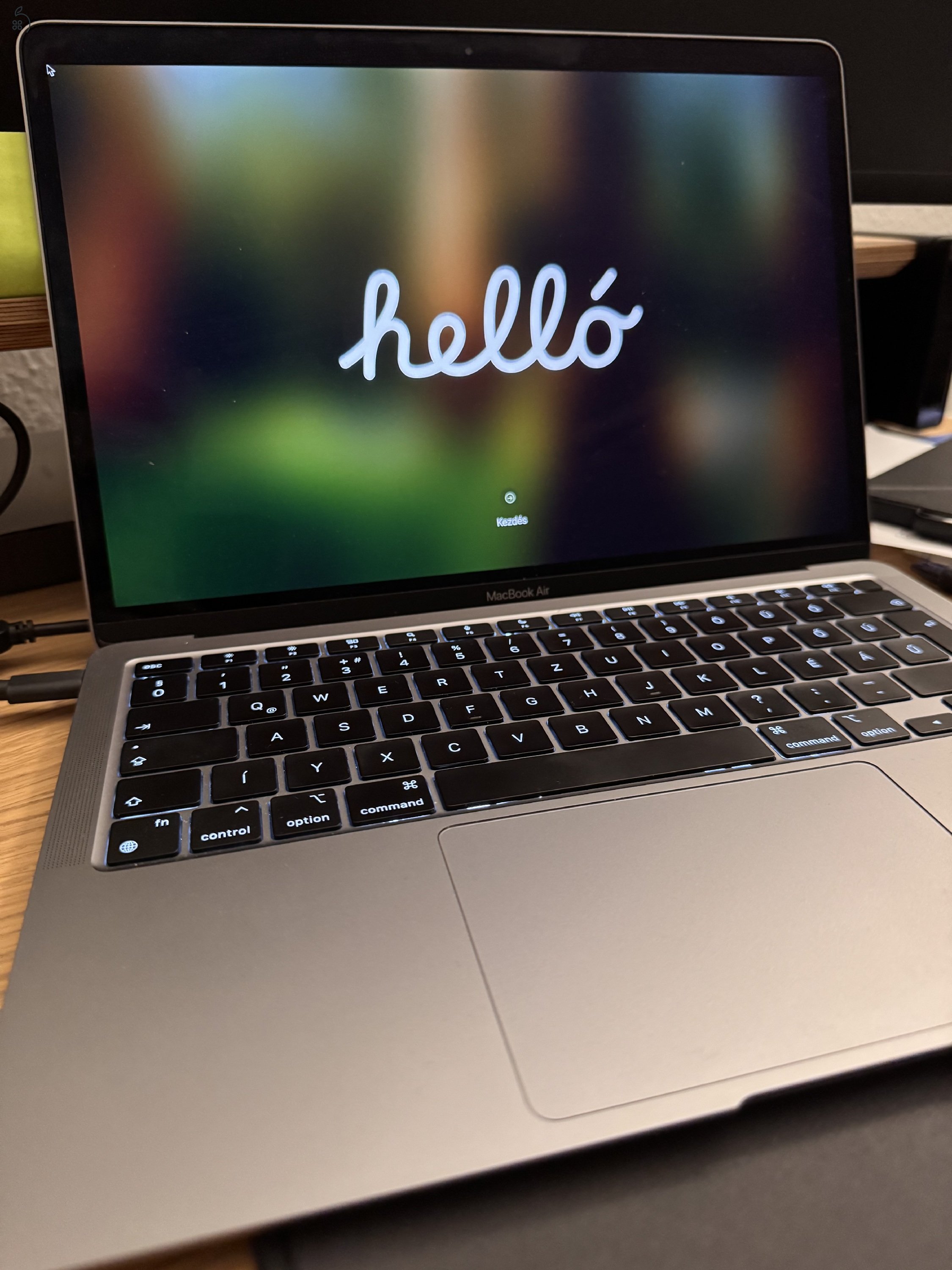 Eladó Apple MacBook Air 13” (2020, M1, 8GB/256GB) – újszerű állapotban