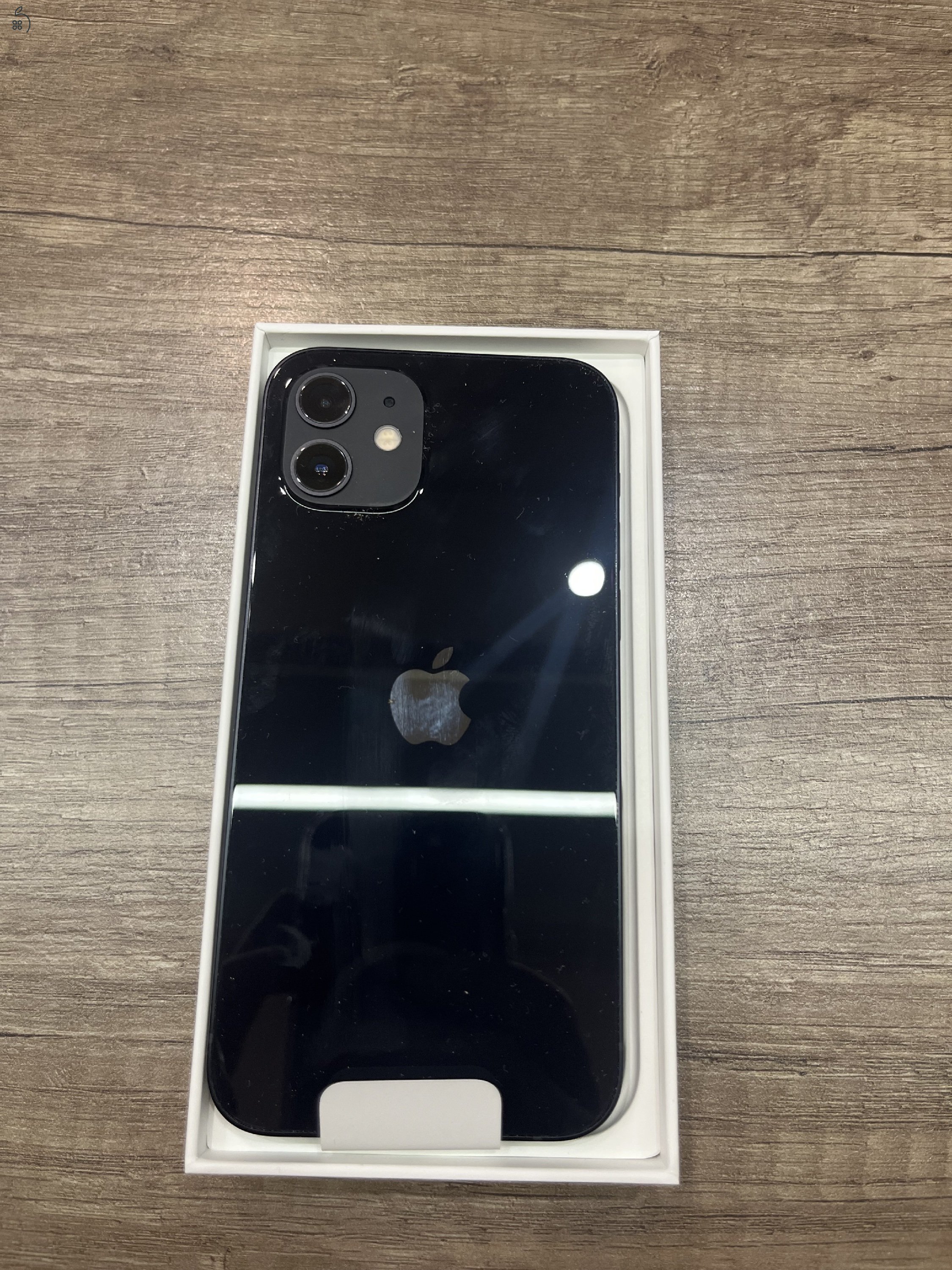 Eladó iPhone 12 – 64 GB – Fekete