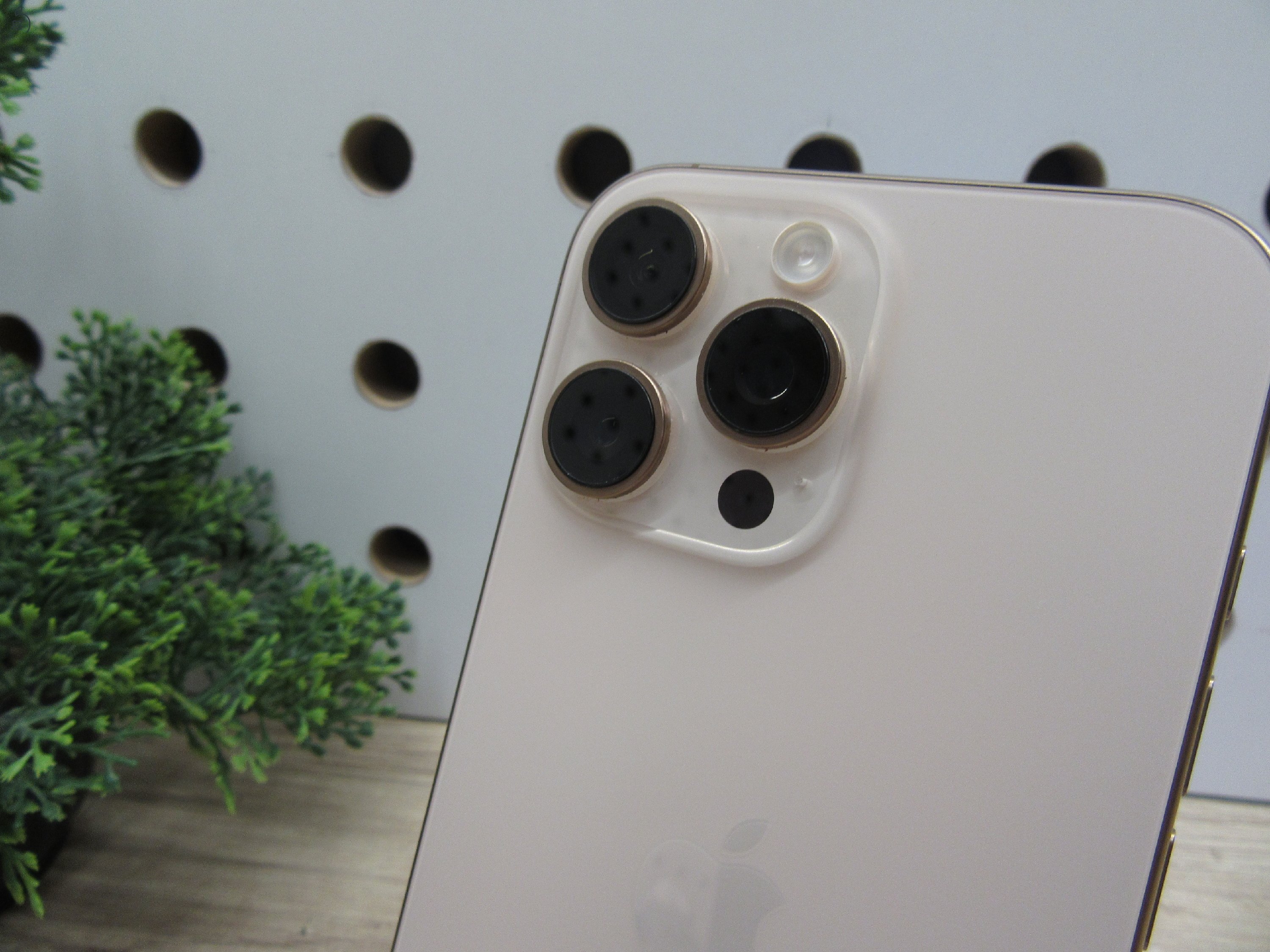 Apple iPhone 16 Pro Max - Desert Titanium - Használt, karcmentes