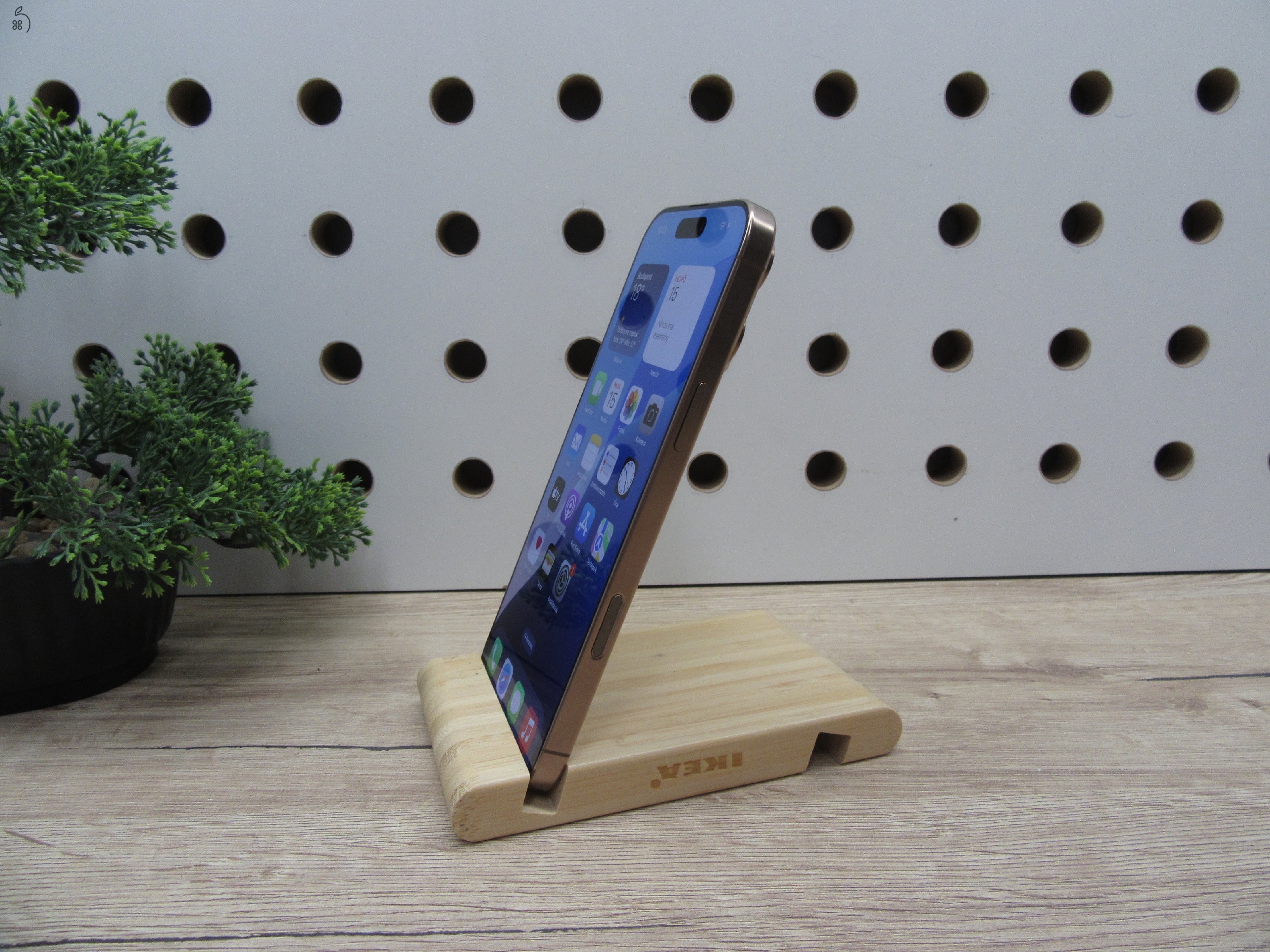 Apple iPhone 16 Pro Max - Desert Titanium - Használt, karcmentes