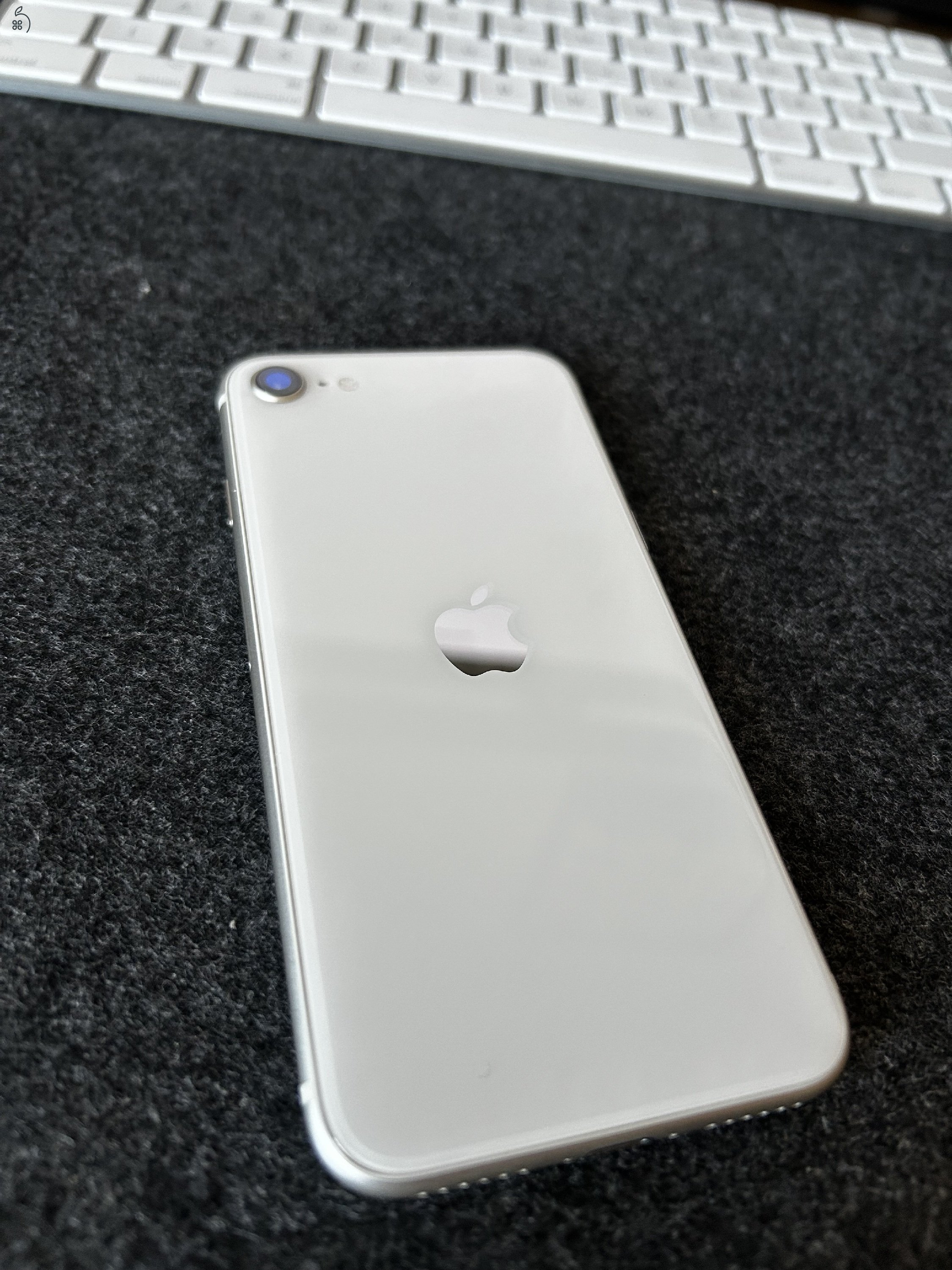 iPhone SE (2022) 3. gen. - 64 GB - Starlight fehér